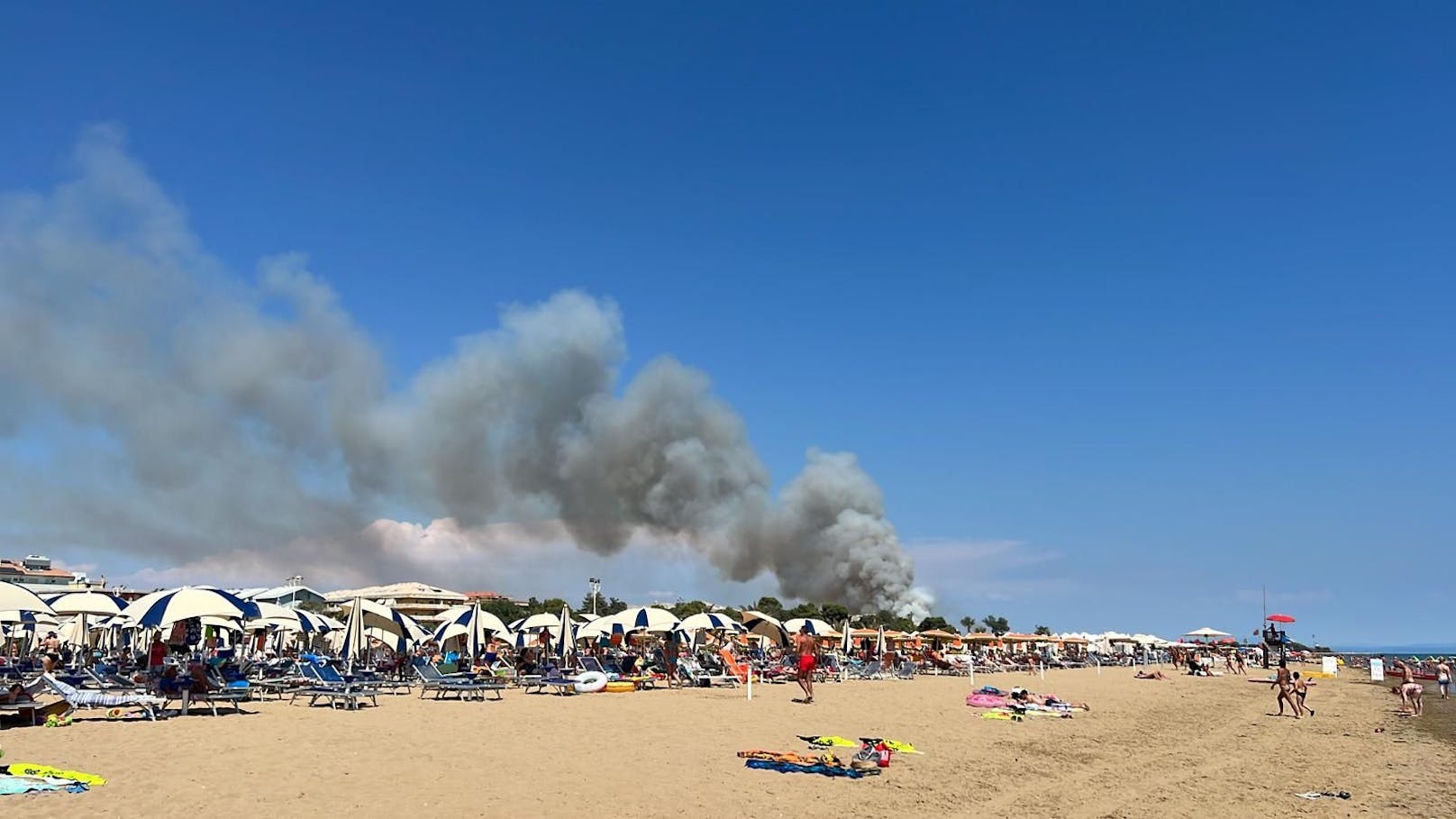 Beim Strand von Bibione brennt es.