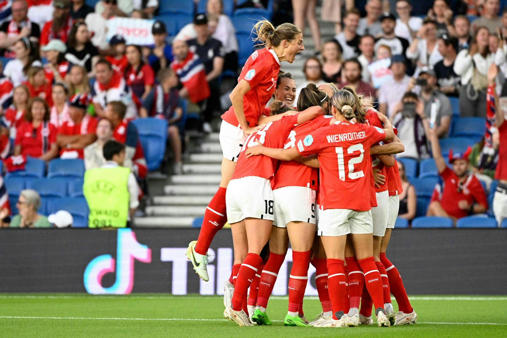 Österreichs Frauenteam bejubelt den Führungstreffer gegen Norwegen. 
