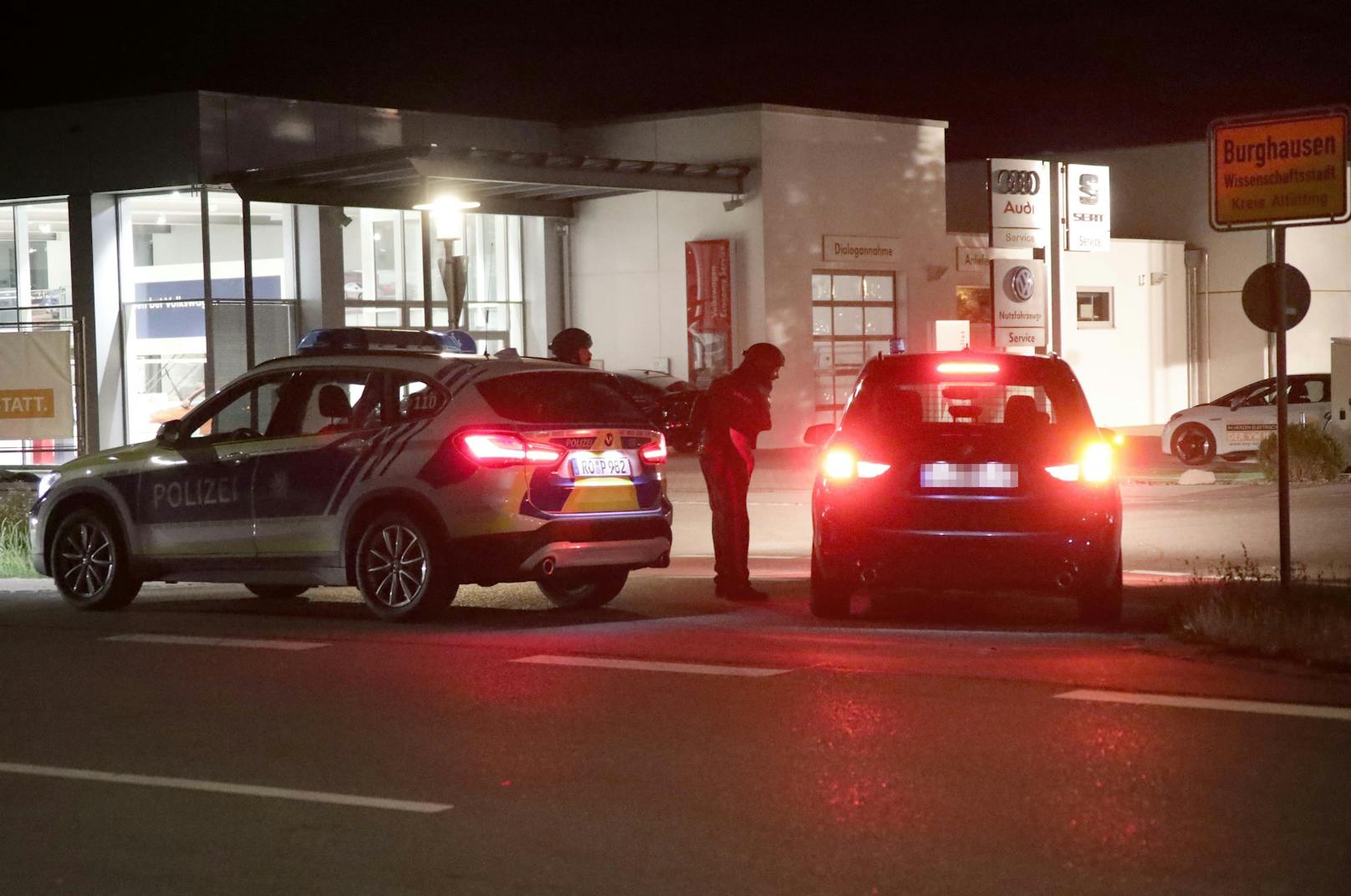 In Burghausen (Oberbayern) ist ein Mann erschossen worden. Der Tatverdächtige floh mit dem Auto nach Österreich – er konnte im Innviertel festgenommen werden.