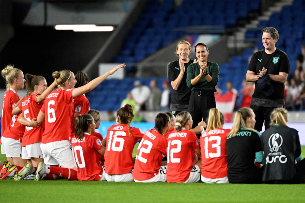 Österreichs Team feiert den Viertelfinal-Aufstieg. 