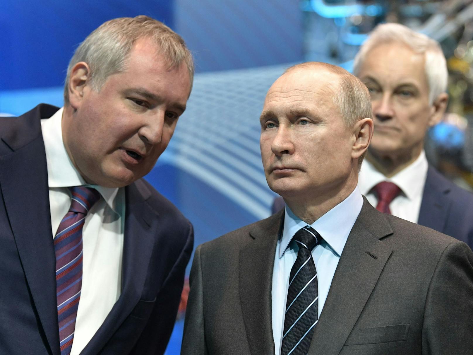 Ex-Roskosmos-Chef Dmitri Rogosin (l.) mit Wladimir Putin. Aufnahme aus dem Jahr 2019.