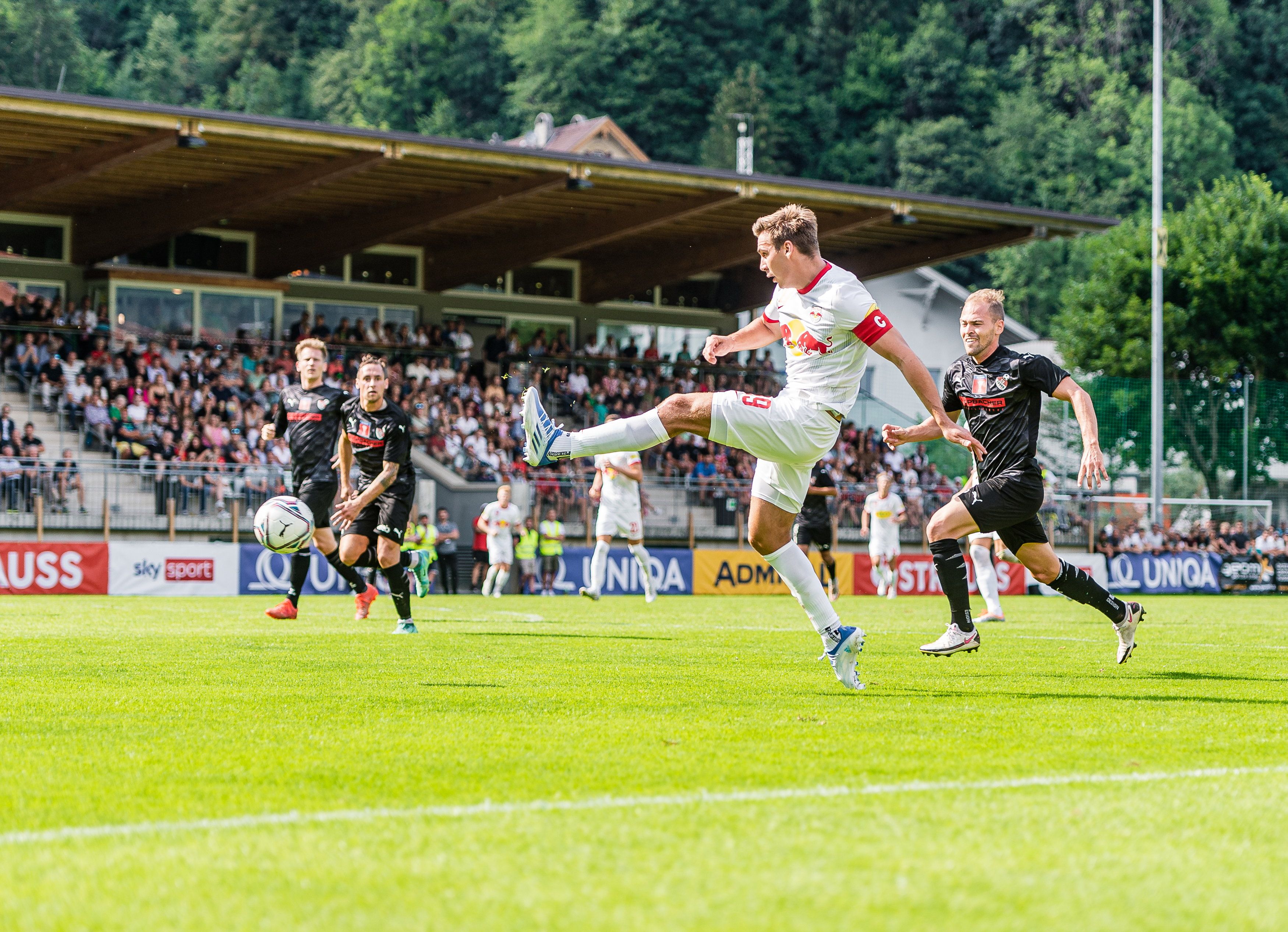 Nicht nur Maxi-Wöber-Querschläger, sondern auch das Flutlicht gefährdete die Zuseher im Zillertal.