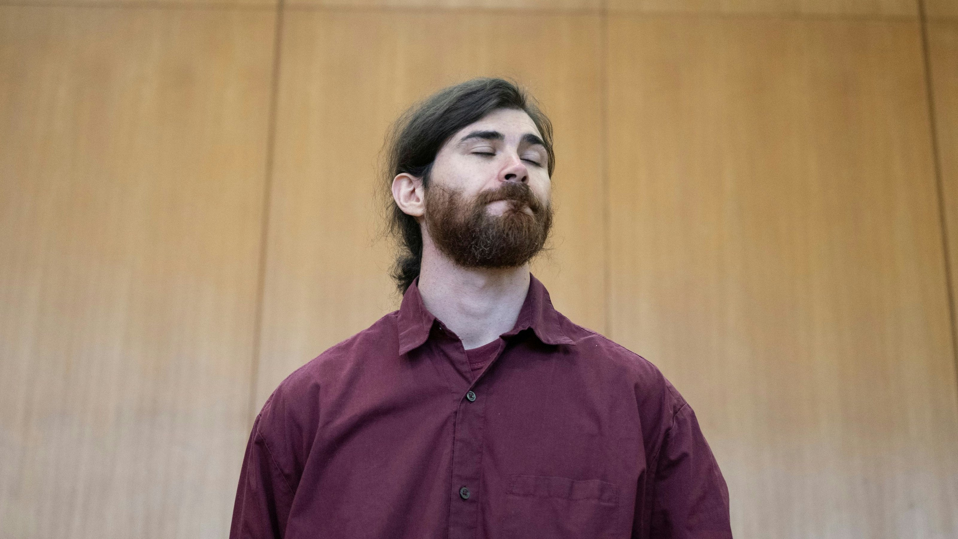 Download von www.picturedesk.com am 15.07.2022 (12:08).  08 July 2022, Hessen, Frankfurt/Main: The defendant Franco A. stands behind the dock in the high-security room of the Higher Regional Court in Frankfurt am Main. The Federal Prosecutor's Office accuses the former lieutenant in the German Armed Forces of preparing a serious criminal offense that endangers the state. The defendant is alleged to have planned attacks on politicians and artists for right-wing extremist motives. Photo: Boris Roessler/dpa - 20220708_PD3807 - Rechteinfo: Rights Managed (RM)