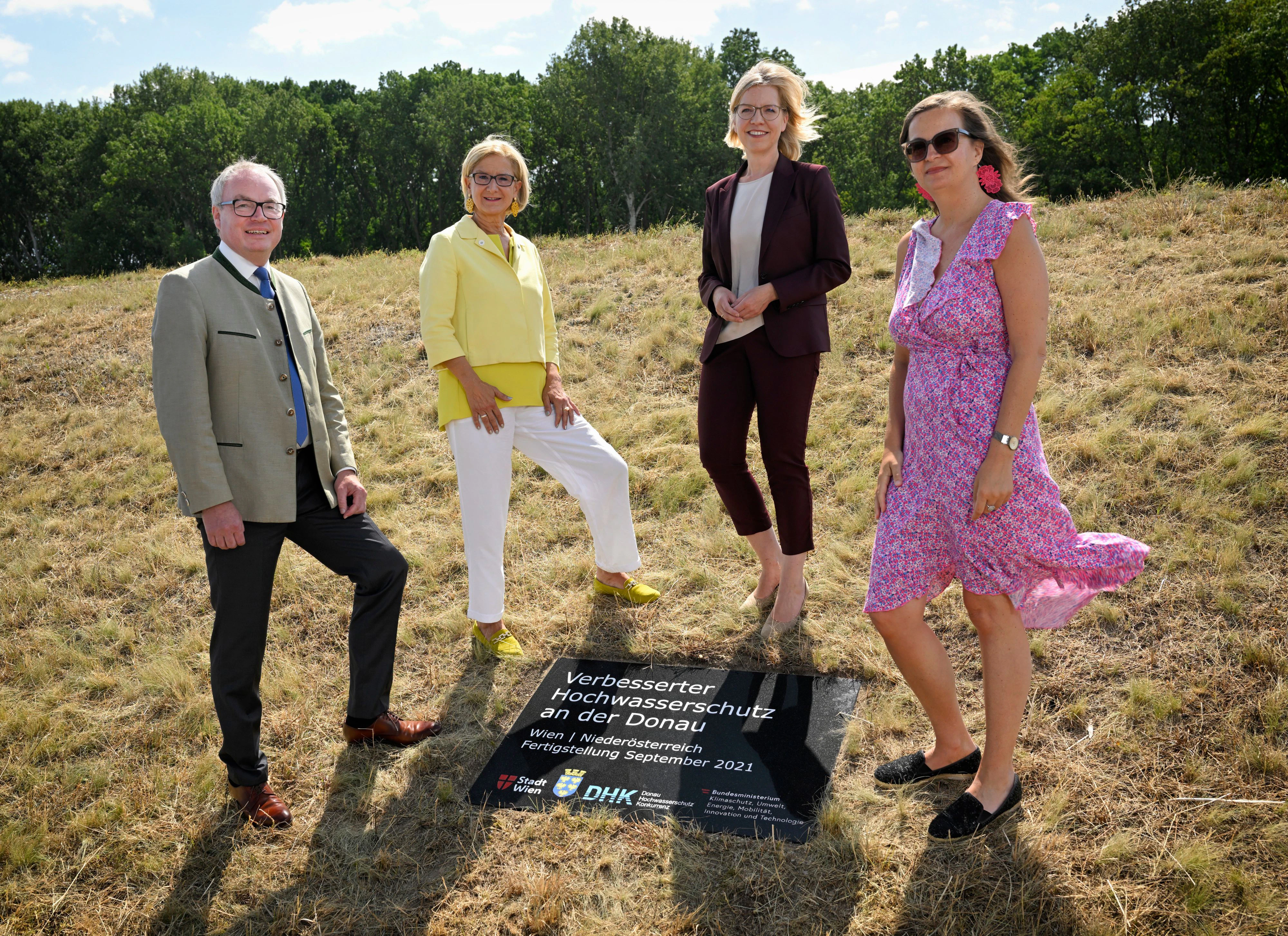 Enthüllung Schlussstein „Überstromstrecke Stopfenreuth“, von links: Landesrat Stephan Pernkopf, Landeshauptfrau Johanna Mikl-Leitner, Klimaministerin Leonore Gewessler, Stadträtin Uli Sima