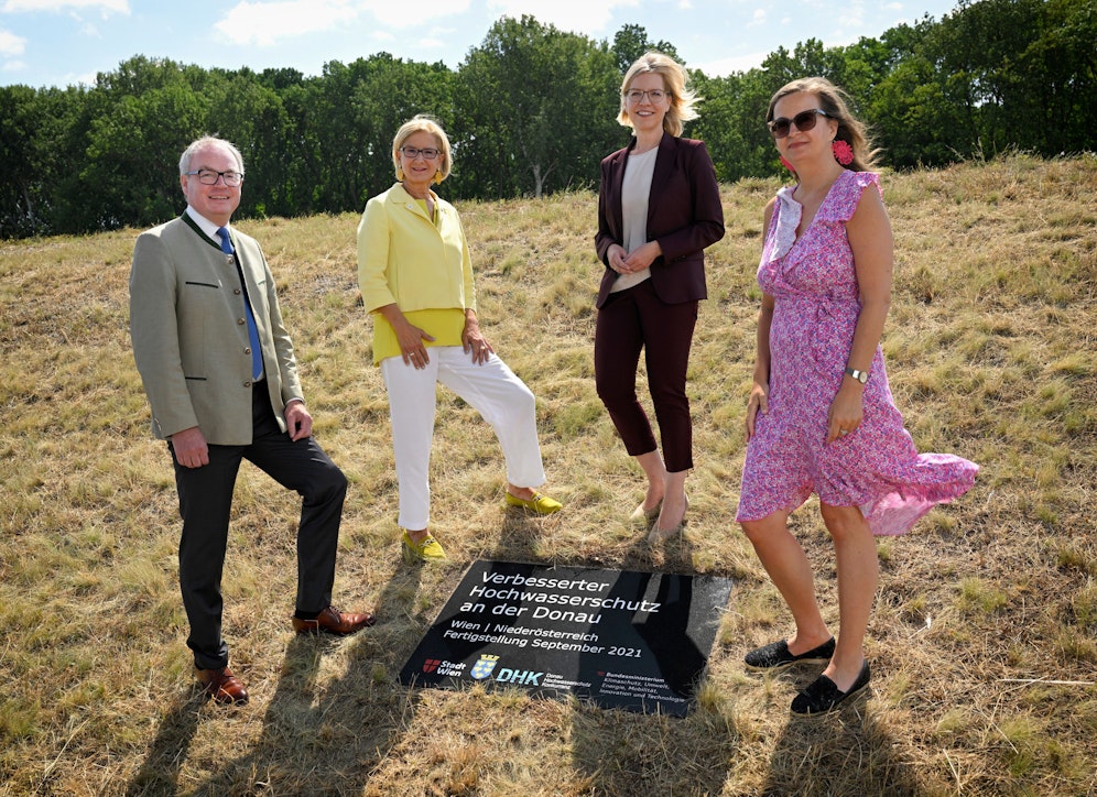 Die Enthüllung des Schlusssteins „Überstromstrecke Stopfenreuth“, mit Landesrat Stephan Pernkopf, Landeshauptfrau Johanna Mikl-Leitner, Klimaministerin Leonore Gewessler und Stadträtin Uli Sima
