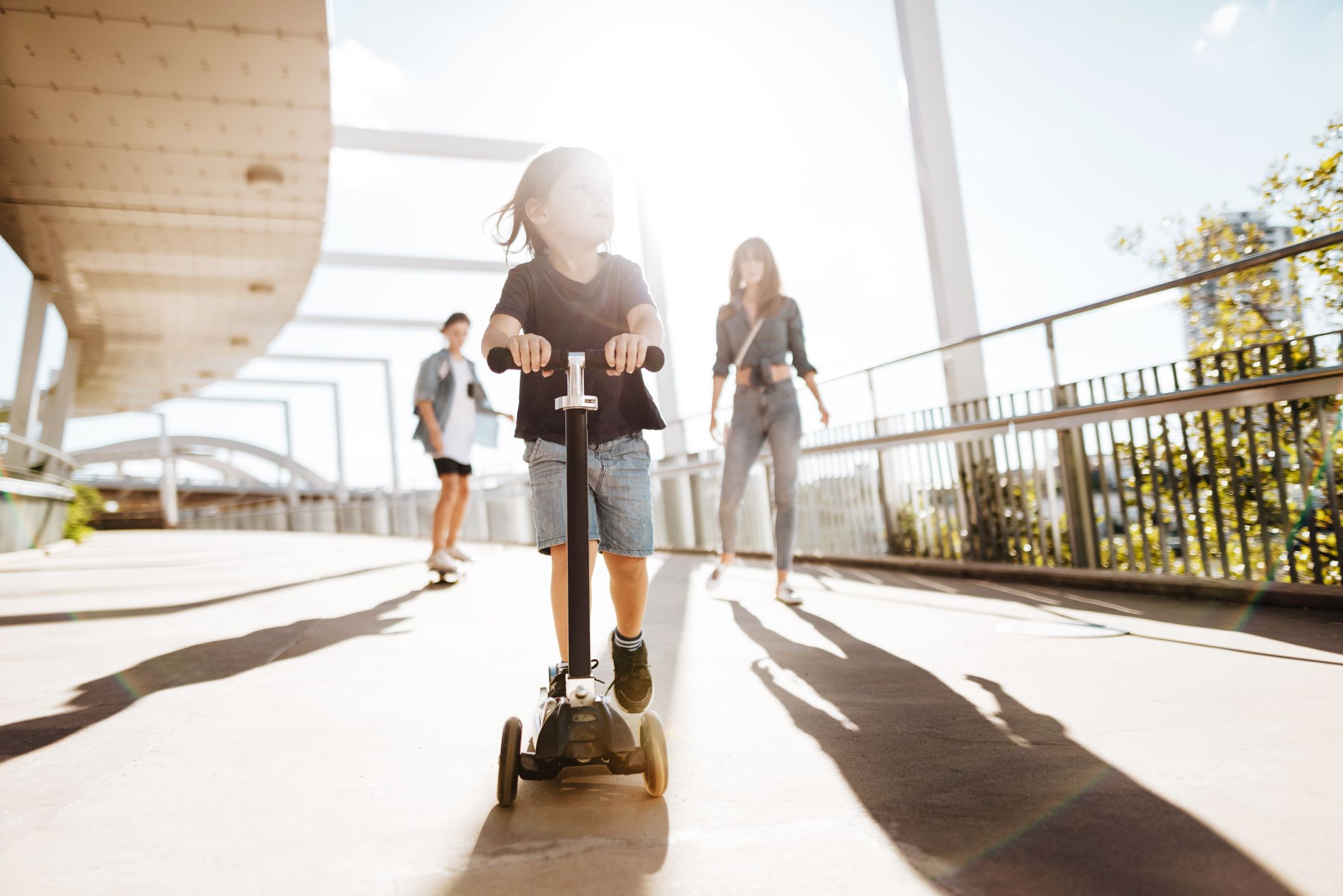 Ein Kind mit einem Microscooter. Symbolbild.