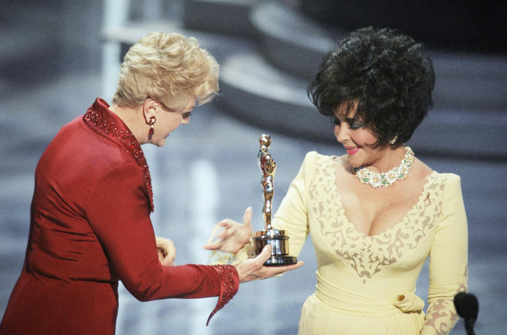 Außerdem war Lansbury dreimal für den Oscar nominiert. 2013 wurde ihr der Ehrenoscar für ihr Lebenswerk zugesprochen.