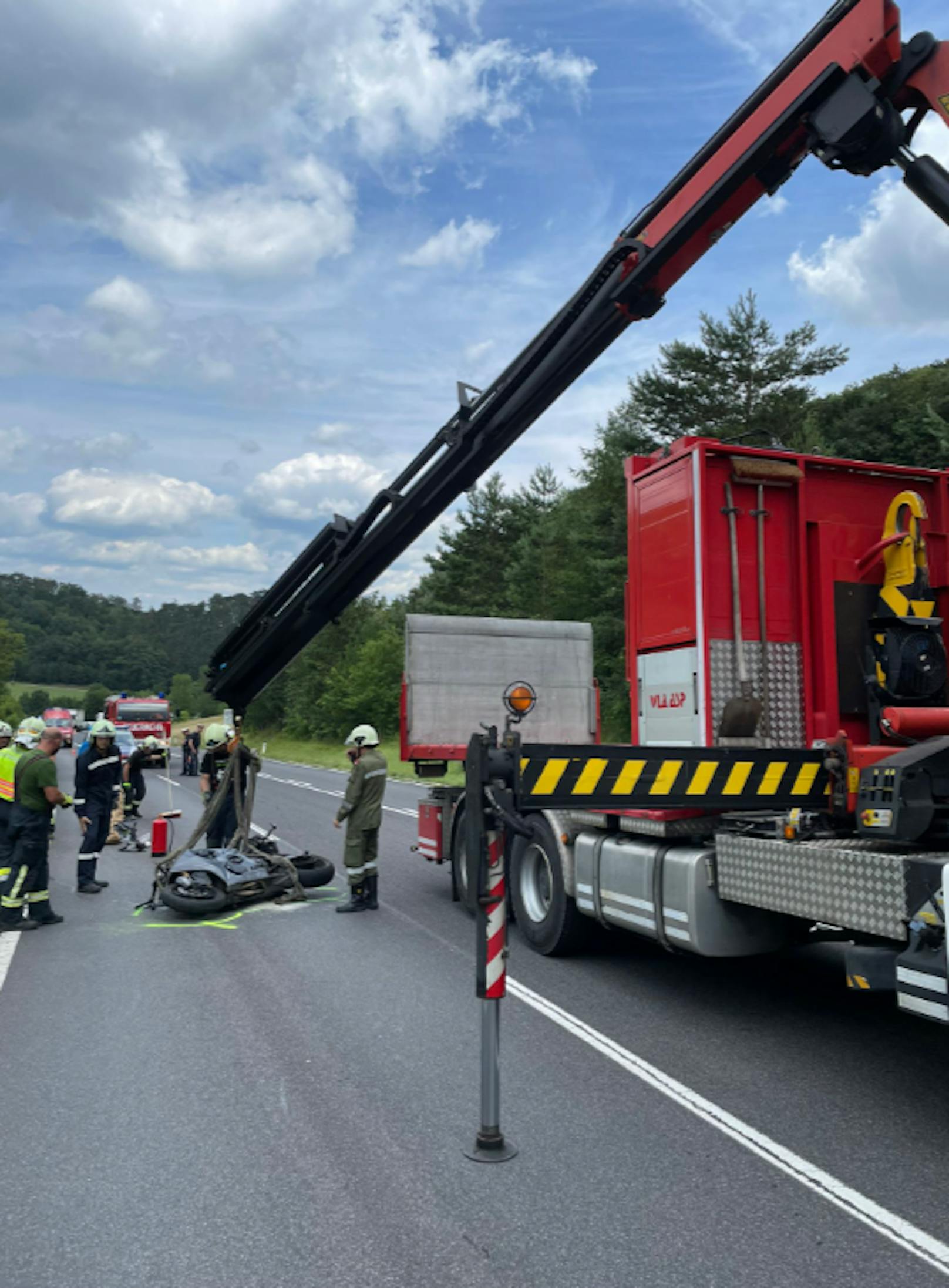 Der Biker wurde durch die Wucht des Aufpralls...