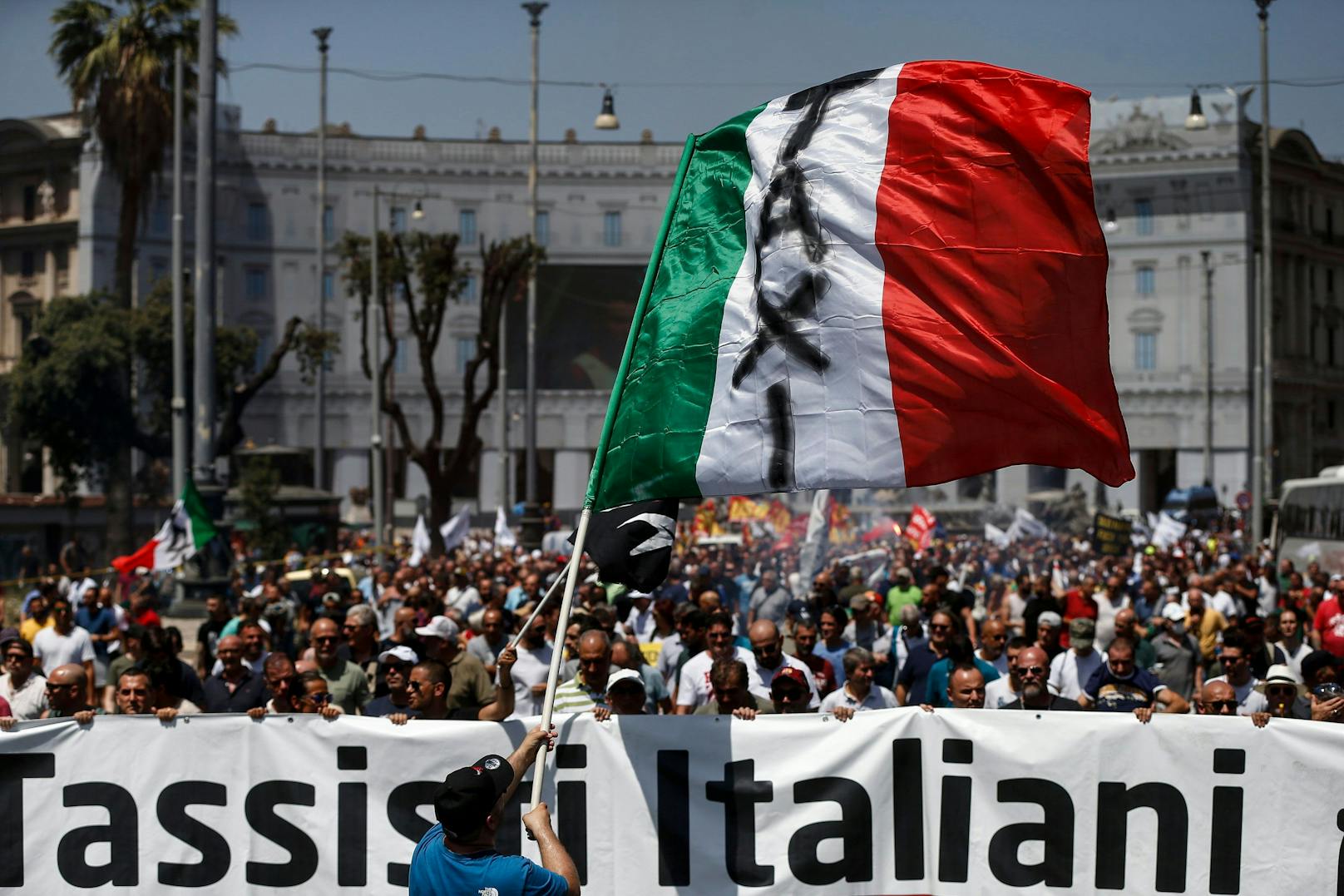 Der TAXI Streik in Rom sorgt für weltweite Schlagzeilen. Am Sonntag schließen sich Piloten und&nbsp;Flugbegleiter dem Streik an.