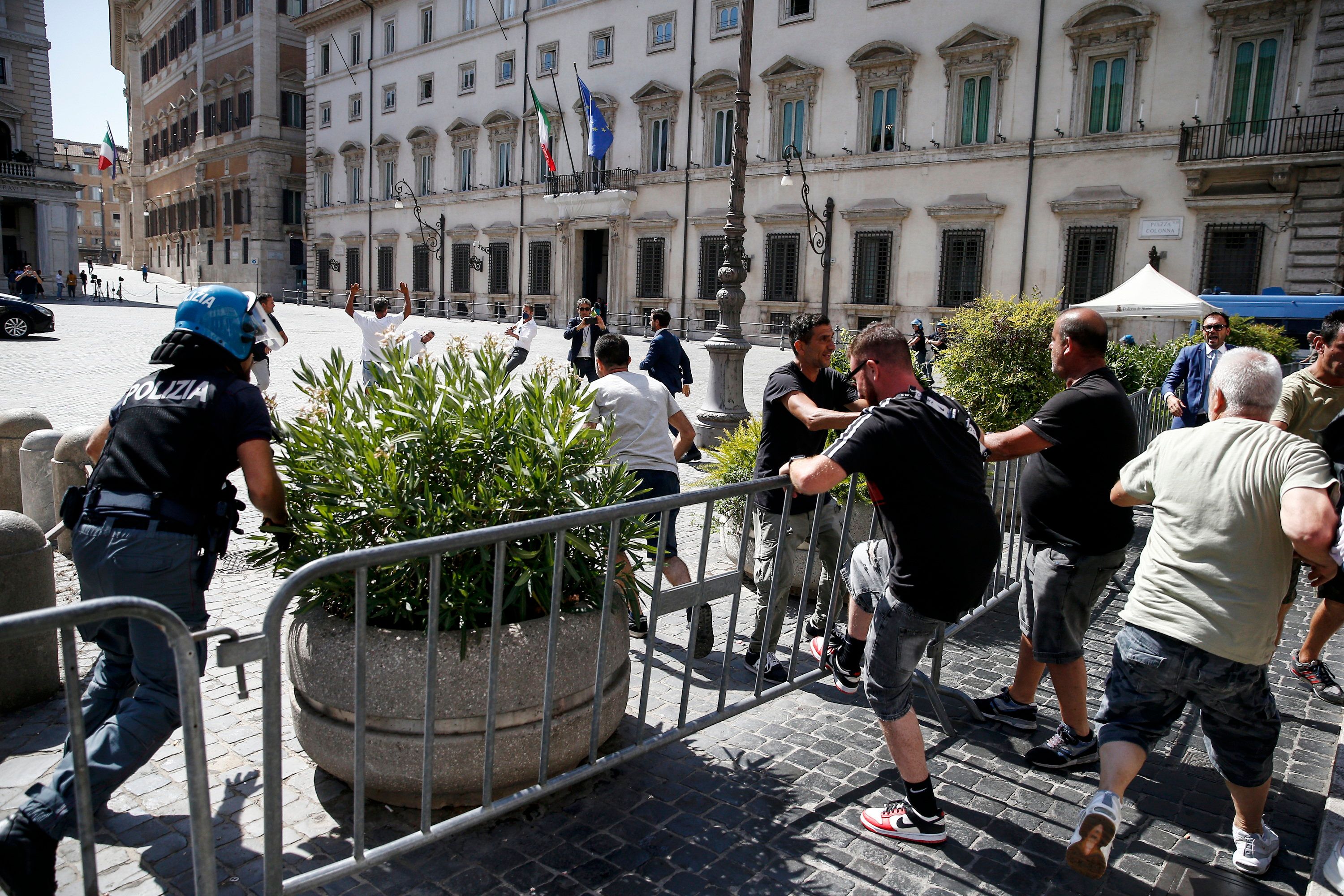 Der Ärger unter den Demonstranten ist groß und wächst täglich.