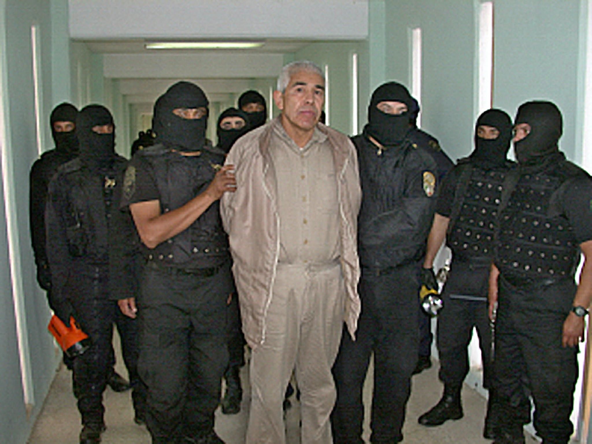 Download von www.picturedesk.com am 16.07.2022 (12:04).  *** SERVICEBILD *** (FILES) In this file handout picture released by the Mexican Federal Preventive Police (PFP) on January 29, 2005, members of the PFP escort drug trafficker Rafael Caro Quintero, at the Puente Grande prion in Guadalajara, Jalisco State, Mexico. - Mexico has captured Rafael Caro Quintero, an alleged drug kingpin on the FBI list of 10 most wanted fugitives for the murder of a US federal agent, a navy source said on July 15, 2022. Rafael Caro Quintero is accused by the United States of ordering the kidnap, torture and murder of Drug Enforcement Administration (DEA) special agent Enrique "Kiki" Camarena in 1985. (Photo by Mexican Federal Police / AFP) / RESTRICTED TO EDITORIAL USE - MANDATORY CREDIT "AFP PHOTO / MEXICAN FEDERAL PREVENTIVE POLICE" - NO MARKETING - NO ADVERTISING CAMPAIGNS - DISTRIBUTED AS A SERVICE TO CLIENTS - 20050129_PD1072 - Rechteinfo: Servicebild (SB) Bei diesem Bild ist PictureDesk ausschließlich technischer Dienstleister und stellt eine technische Bearbeitungsgebühr in Rechnung. PictureDesk ist weder Urheber noch Rechteinhaber. Die Nutzung liegt in alleiniger Verantwortung des Kunden. Nur für redaktionelle Nutzung! Werbliche Nutzung erfordert Freigabe: bitte schicken Sie uns eine Anfrage.