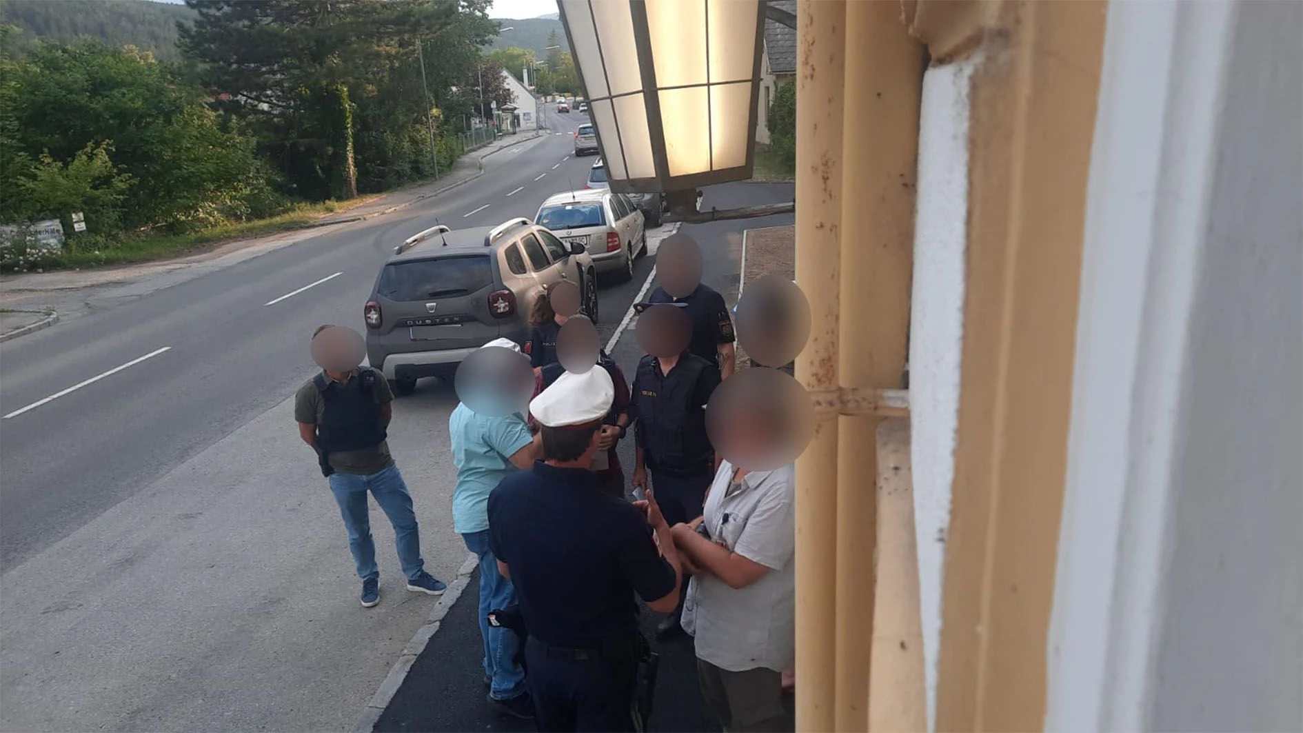 Die Polizei vor dem Ternitzer "Skandal Griechen".