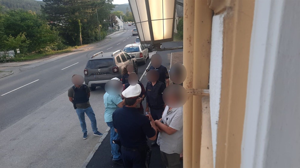 Die Polizei vor dem Ternitzer 