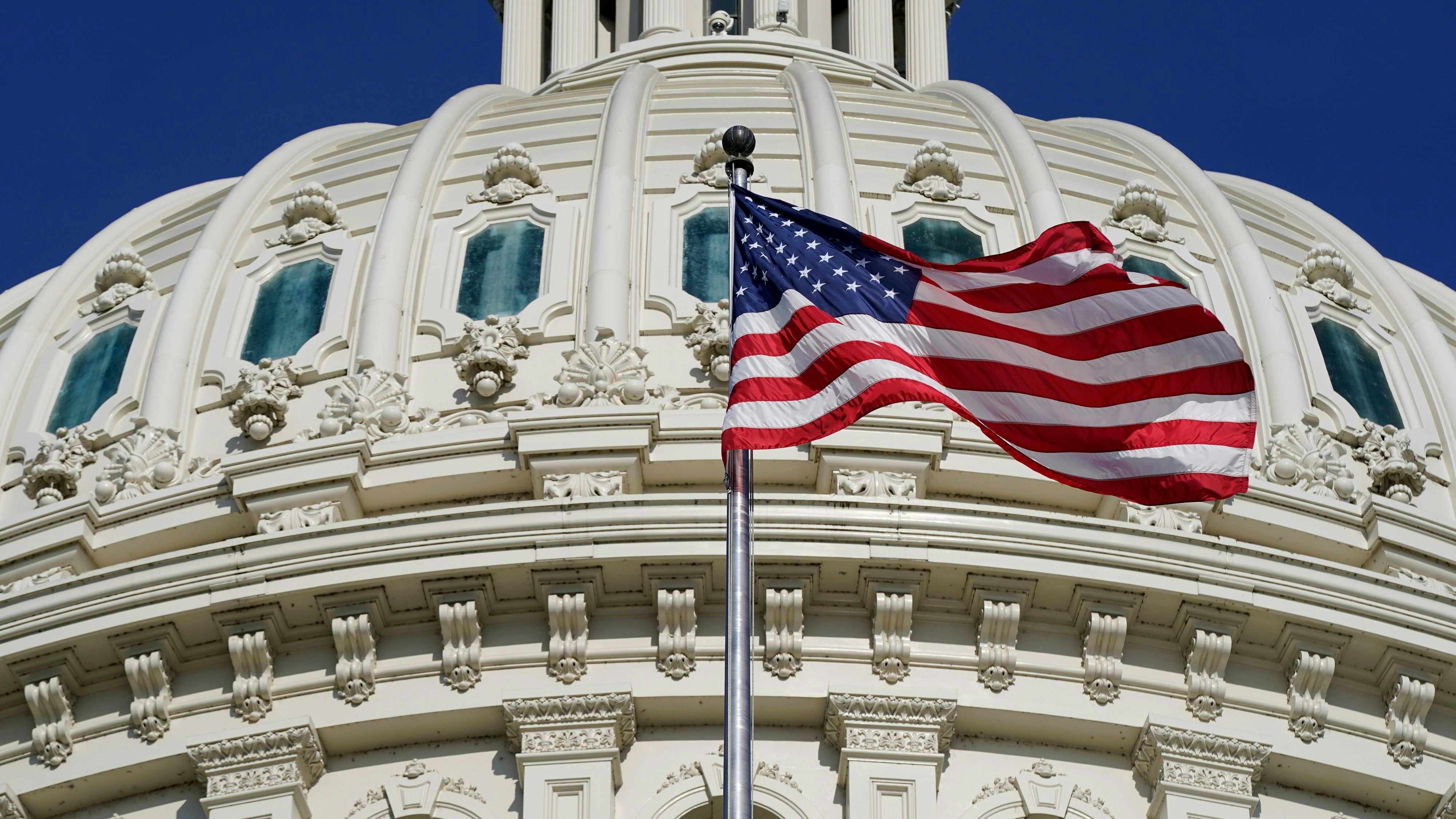 Download von www.picturedesk.com am 16.07.2022 (09:30).  An American flag waves below the U.S. Capitol dome on Capitol Hill in Washington, Thursday, June 9, 2022. The House committee investigating the Jan. 6 insurrection at the U.S. Capitol will hold the first in a series of hearings laying out its findings on Thursday night. (AP Photo/Patrick Semansky) - 20220609_PD4338 - Rechteinfo: Rights Managed (RM)