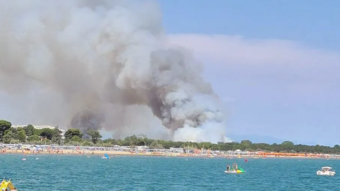Der Rauch war nicht nur in Bibione, sondern auch in den Badeortschaften Caorle und Lignano zu sehen.