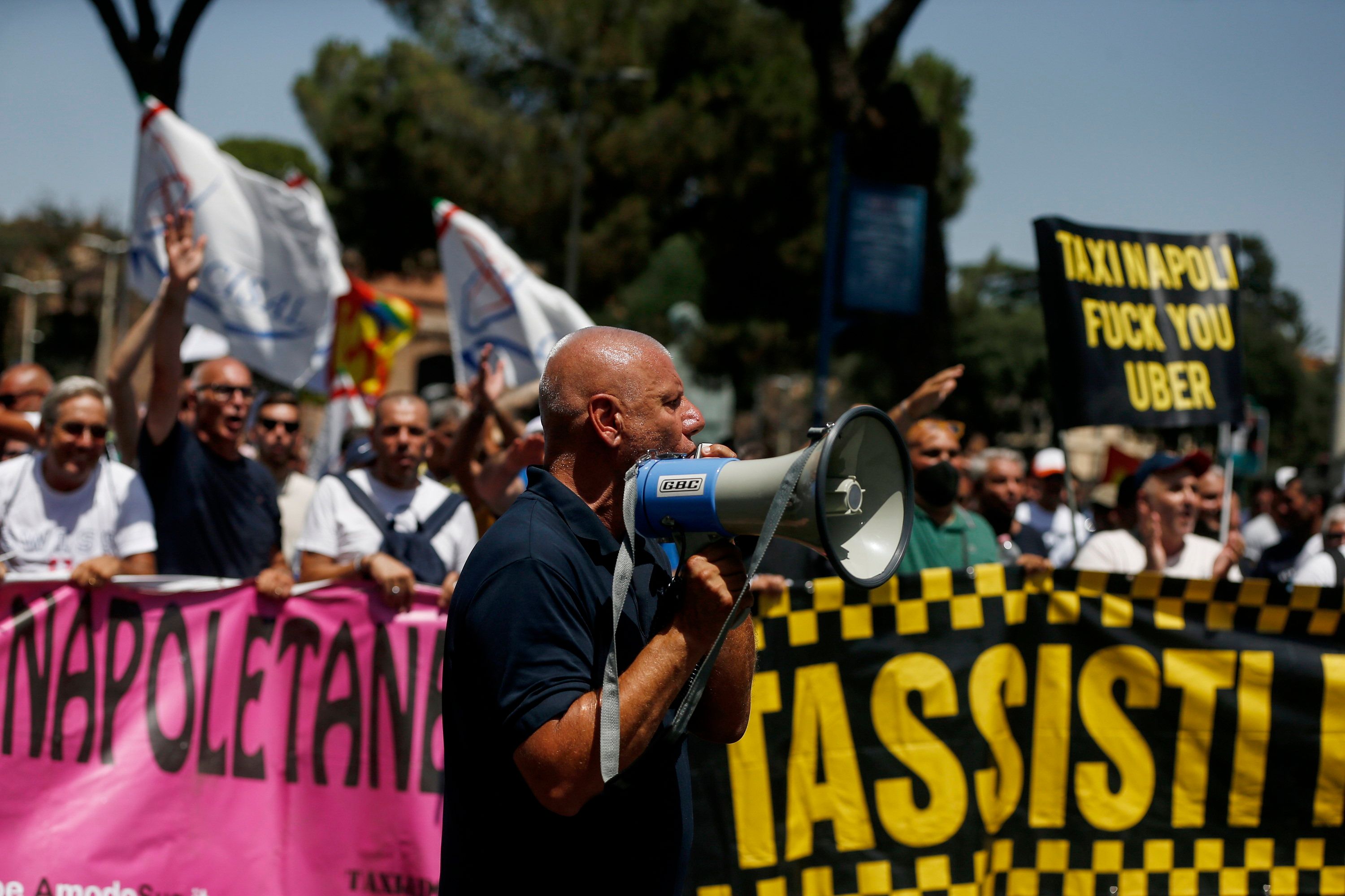 Die schlechten Arbeitsbedingungen treiben die Demonstranten auf die Straßen.