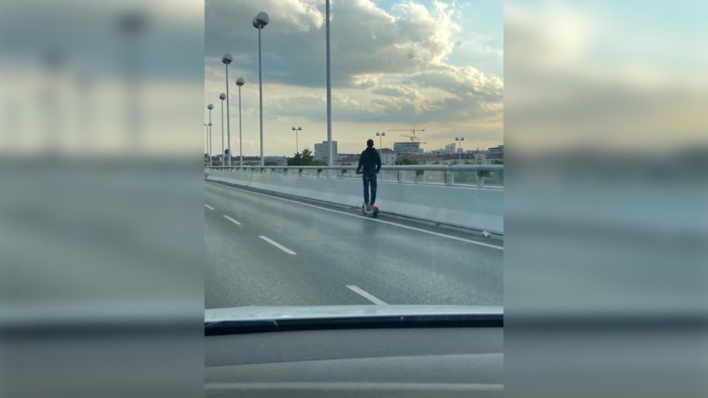 Der E-Rollerfahrer fuhr komplett entspannt die Reichsbrücke stadteinwärts entlang.