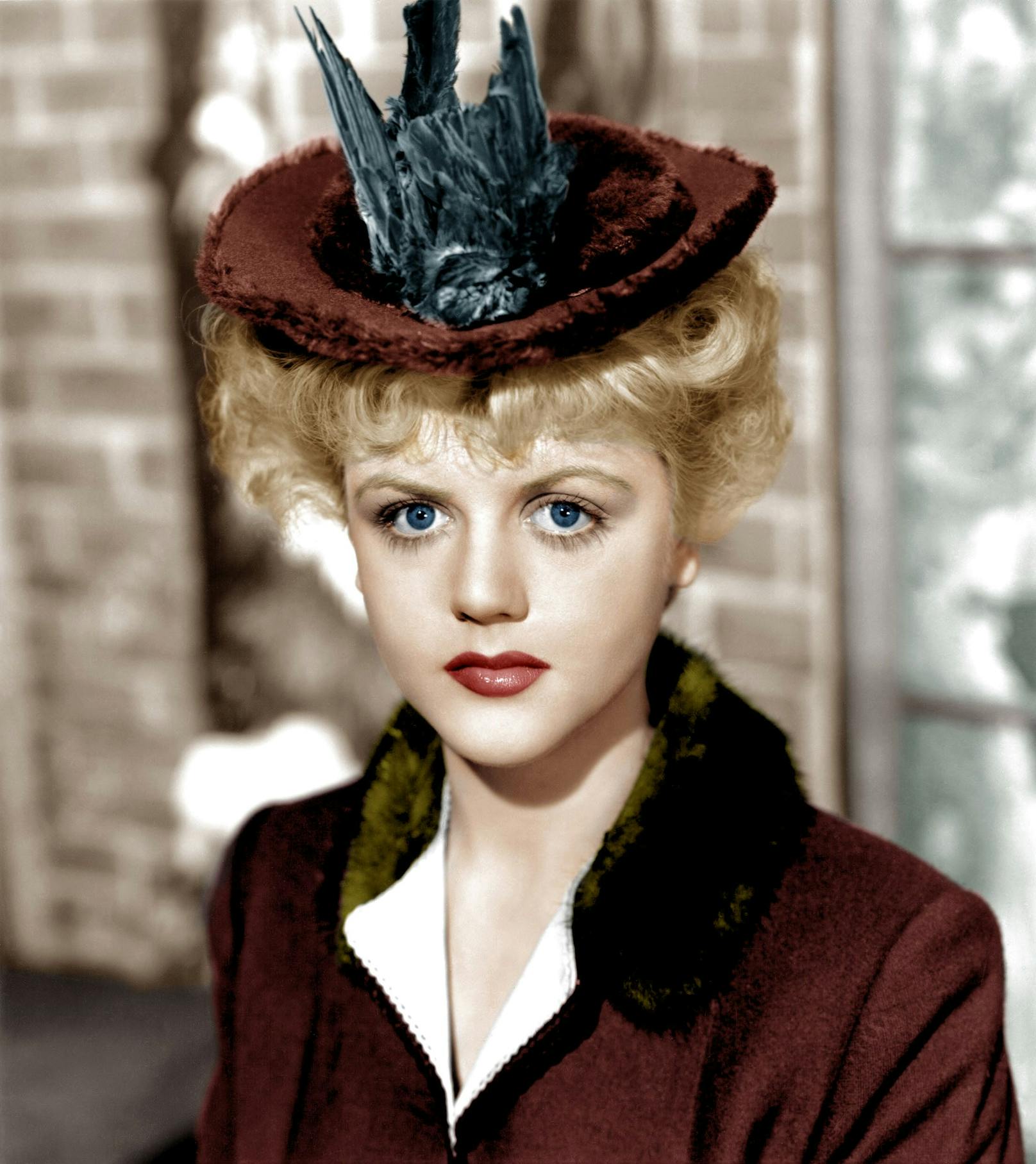 Im Alter von 17 Jahren spielte Lansbury ihre erste Hollywood-Rolle in "Das Haus der Lady Alquist" (1944) mit Ingrid Bergman. Durch die Rolle als freches Hausmädchen erhielt sie sofort ihre erste Oscar-Nominierung.&nbsp;Ihre zweite folgte ein Jahr später für "Das Bildnis des Dorian Gray" (Bild, 1945).