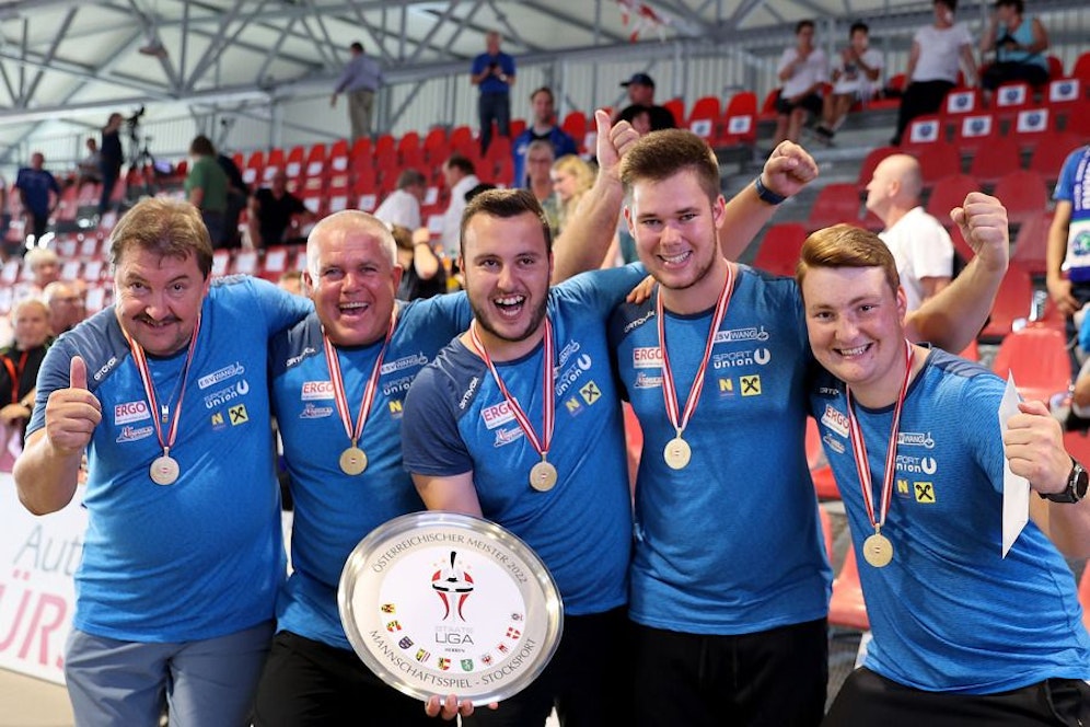 Das siegreiche Team mit dem Meisterteller