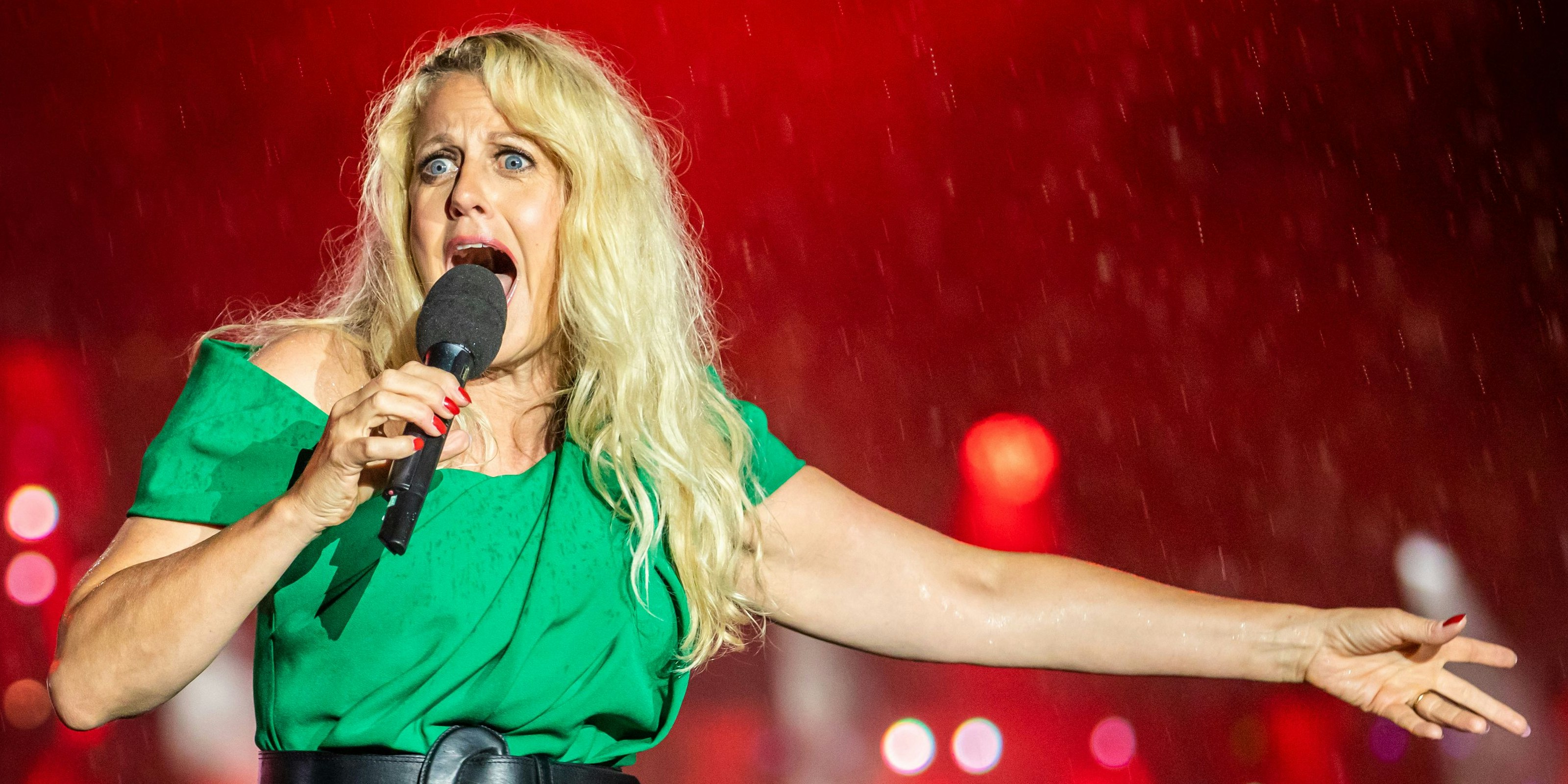 Barbara Schöneberger stellt ihr Gesangstalent unter Beweis.