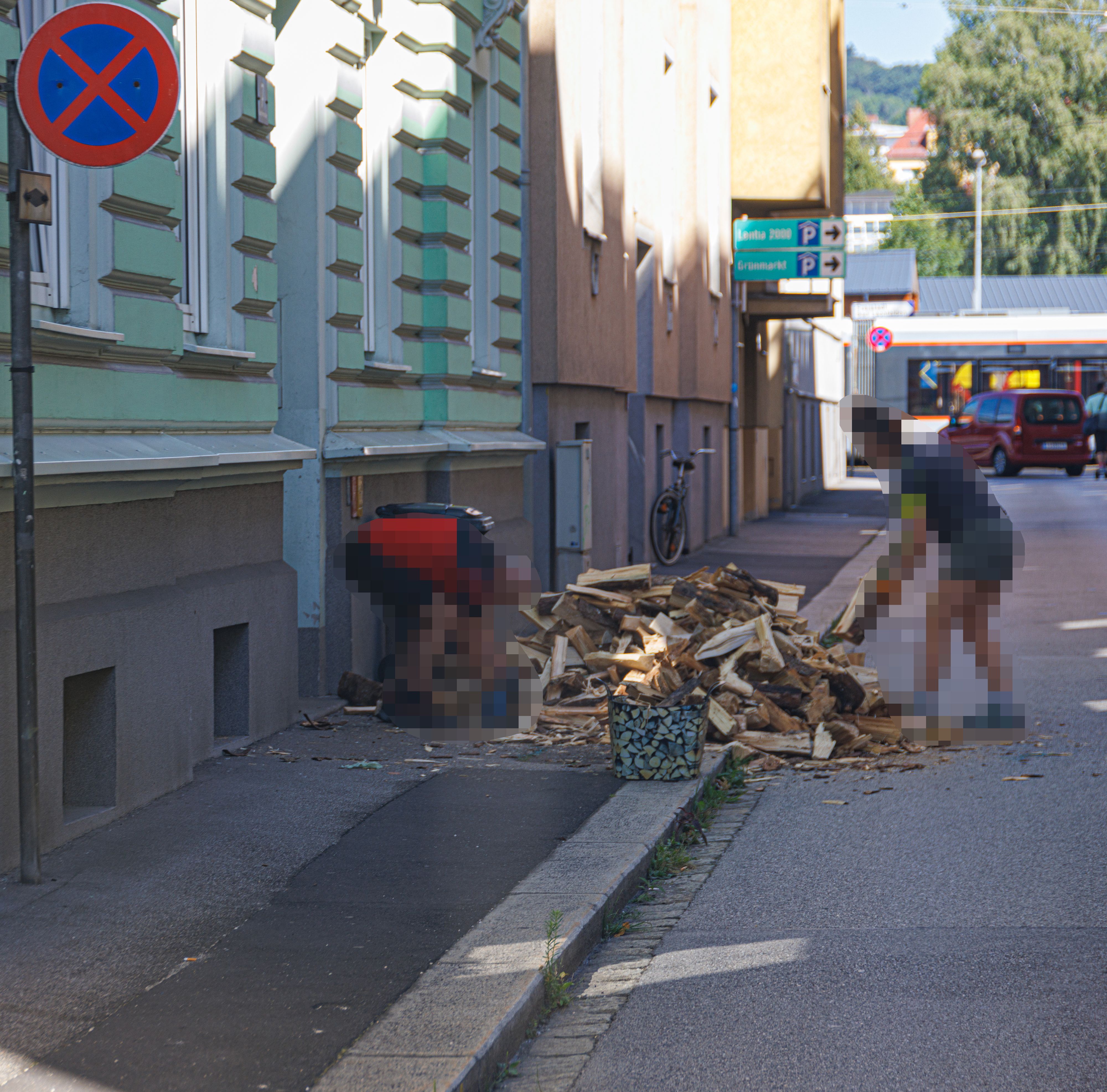 Mitten in der Linzer Innenstadt haben Anwohner offenbar Brennholz für den Winter eingelagert.