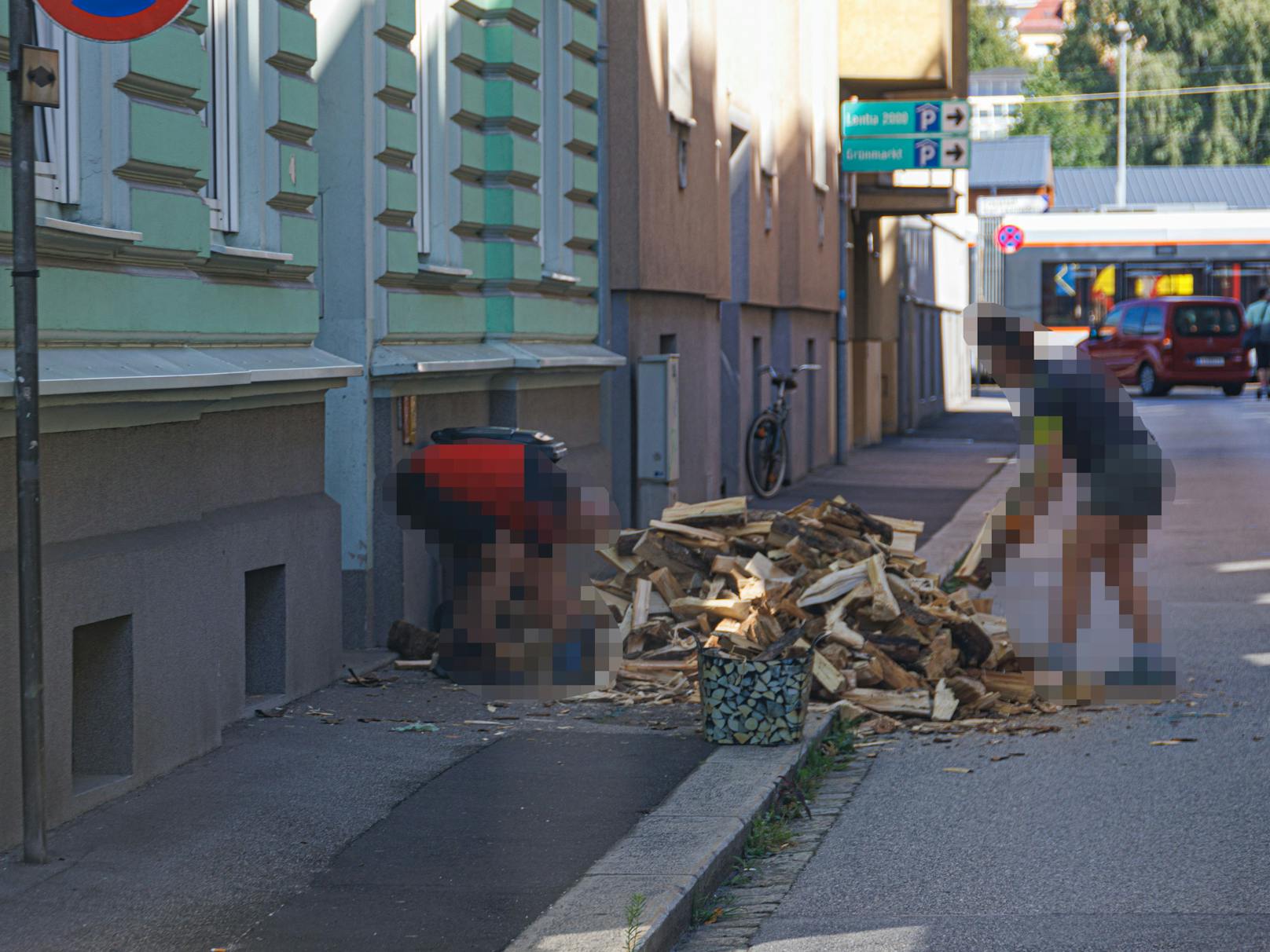 Mitten in der Linzer Innenstadt haben Anwohner offenbar Brennholz für den Winter eingelagert.