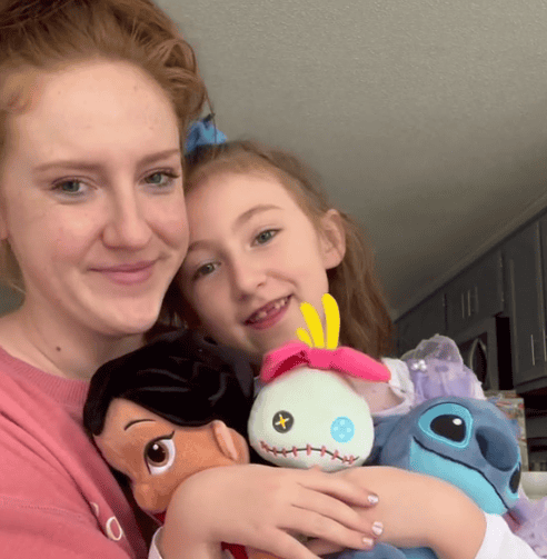 Tiktokerin Chloebluffcakes und ihre kleine Schwester.