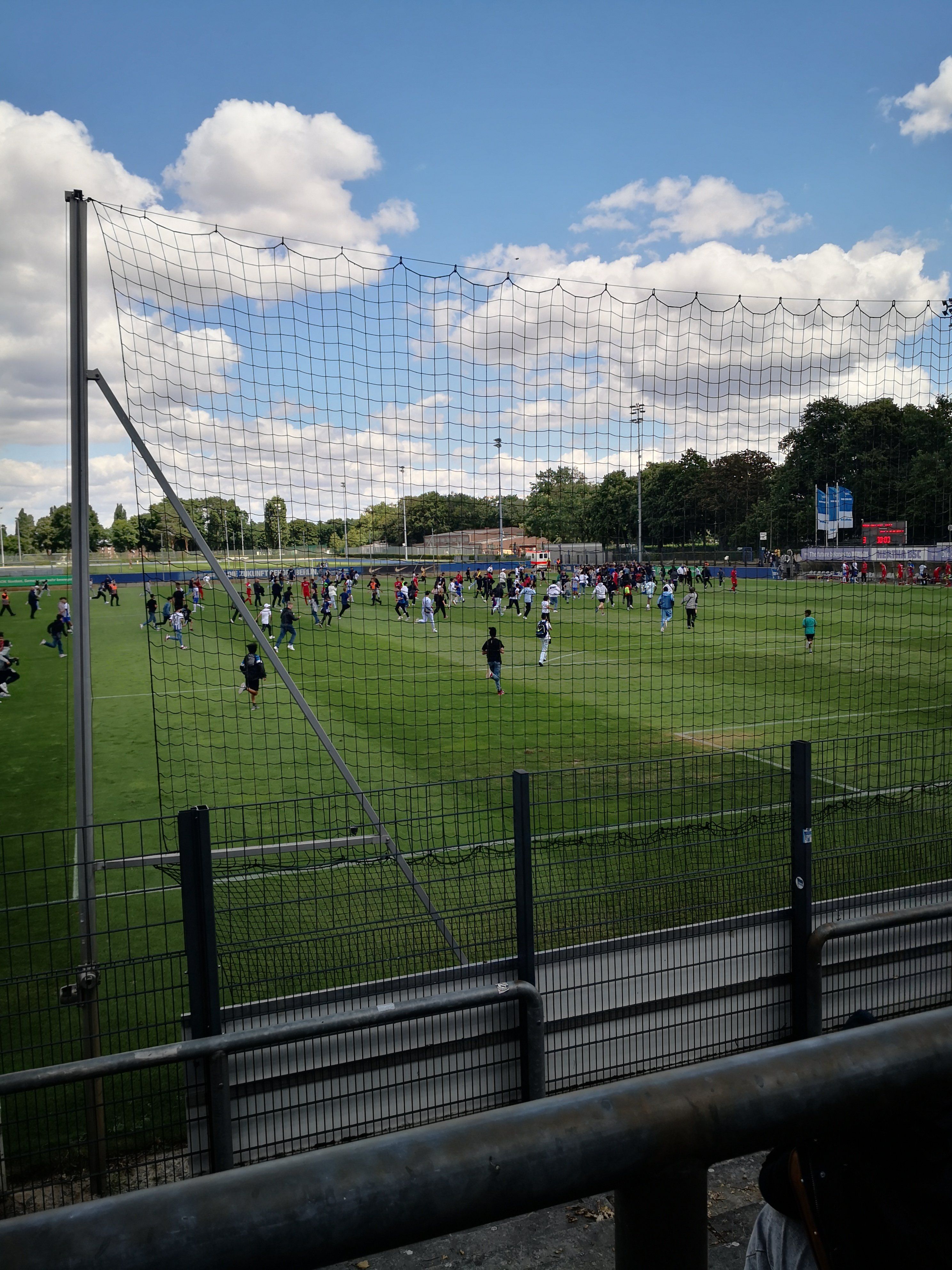 Fan-Platzsturm wegen Influencer