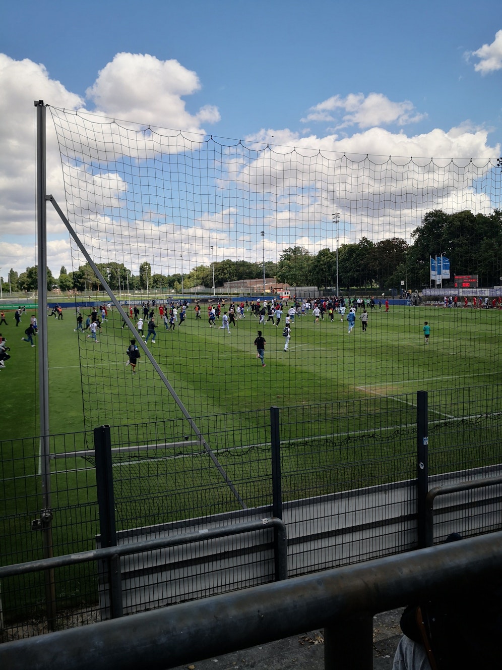 Fan-Platzsturm wegen Influencer