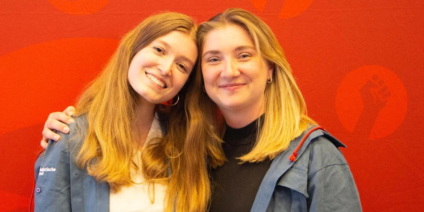 Muthsam (li.) mit Vorgängerin Melanie Zvonik.