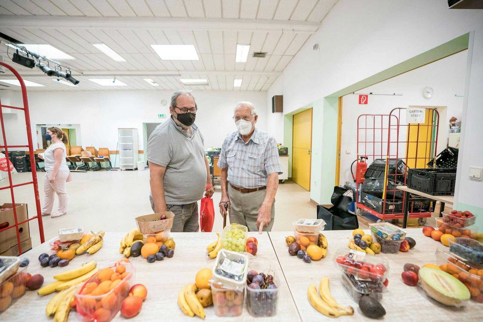 Wolfgang (60) und Rupert (94) kaufen regelmäßig bei der Lebensmittelausgabe ein – die Pension reicht nicht mehr.