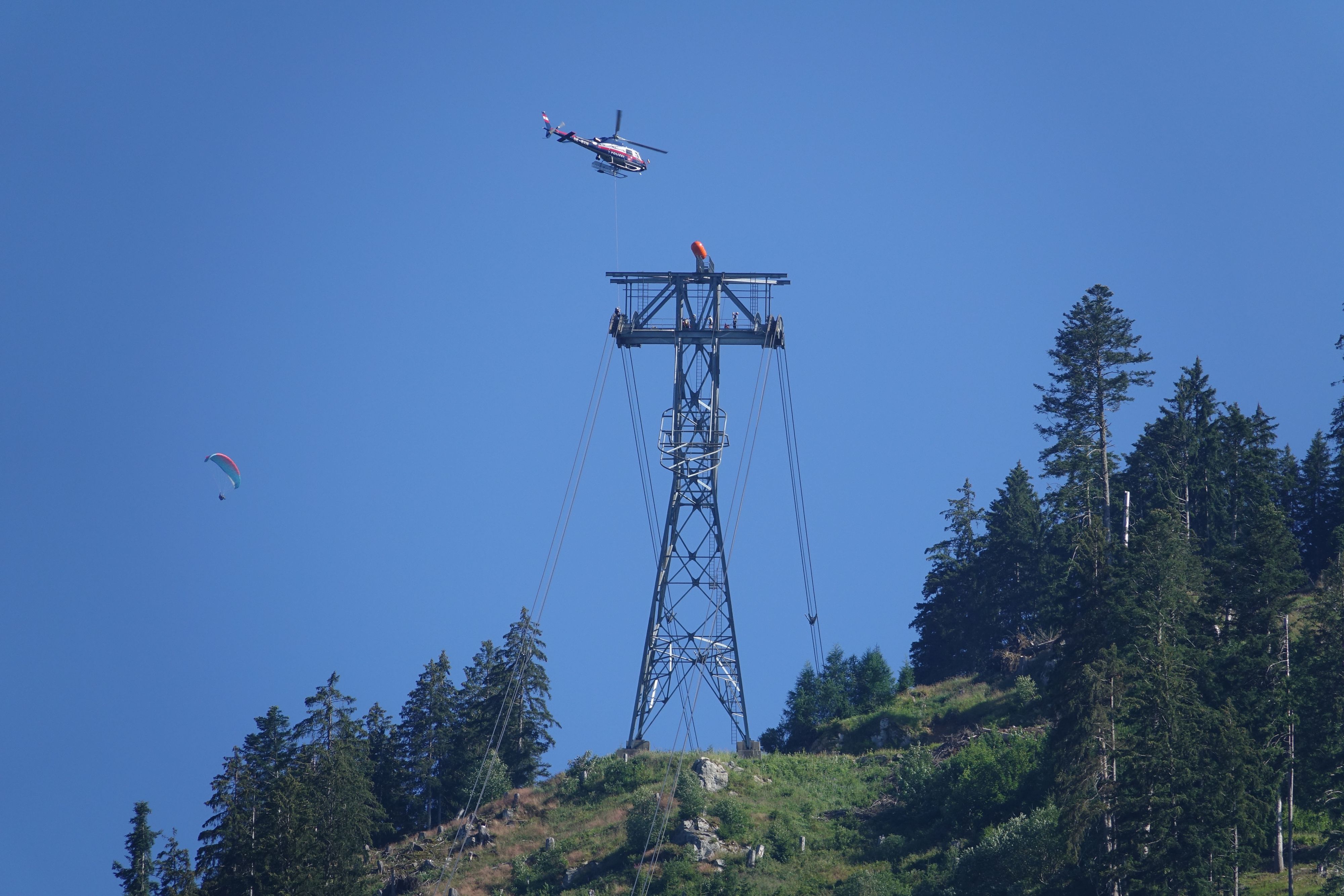Der Notarzt wurde zum regungslosen Arbeiter abgeseilt, sämtliche Wiederbelebungsversuche scheiterten aber.