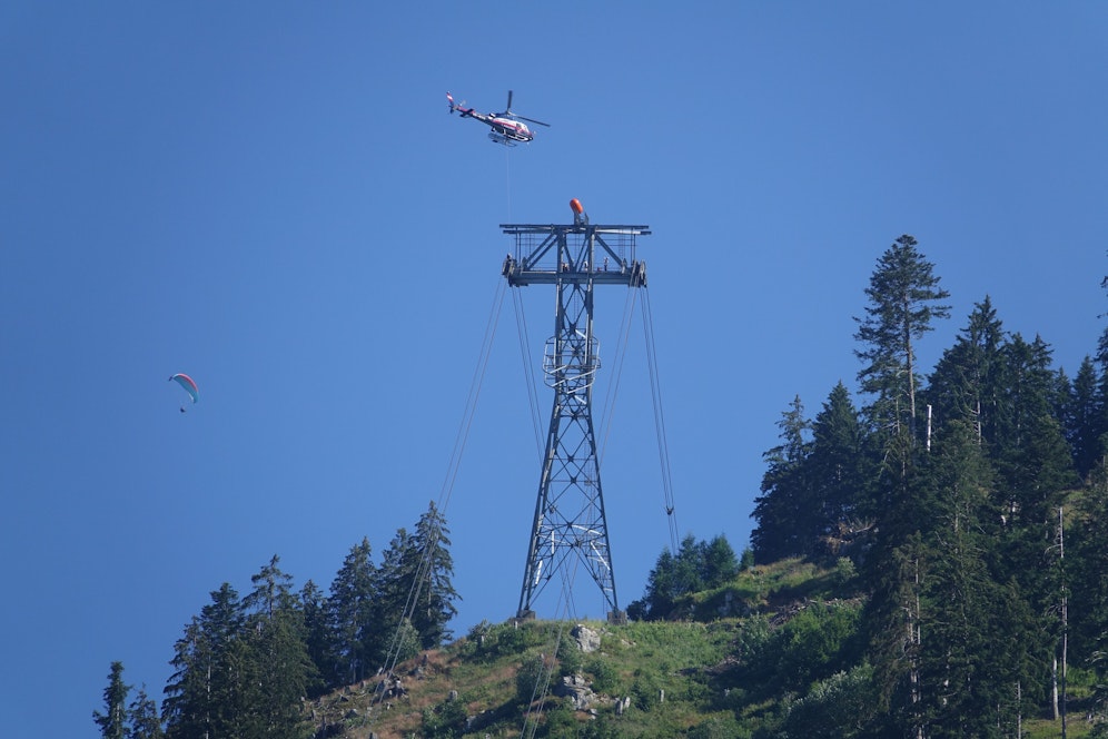 Der Notarzt wurde zum regungslosen Arbeiter abgeseilt, sämtliche Wiederbelebungsversuche scheiterten aber.