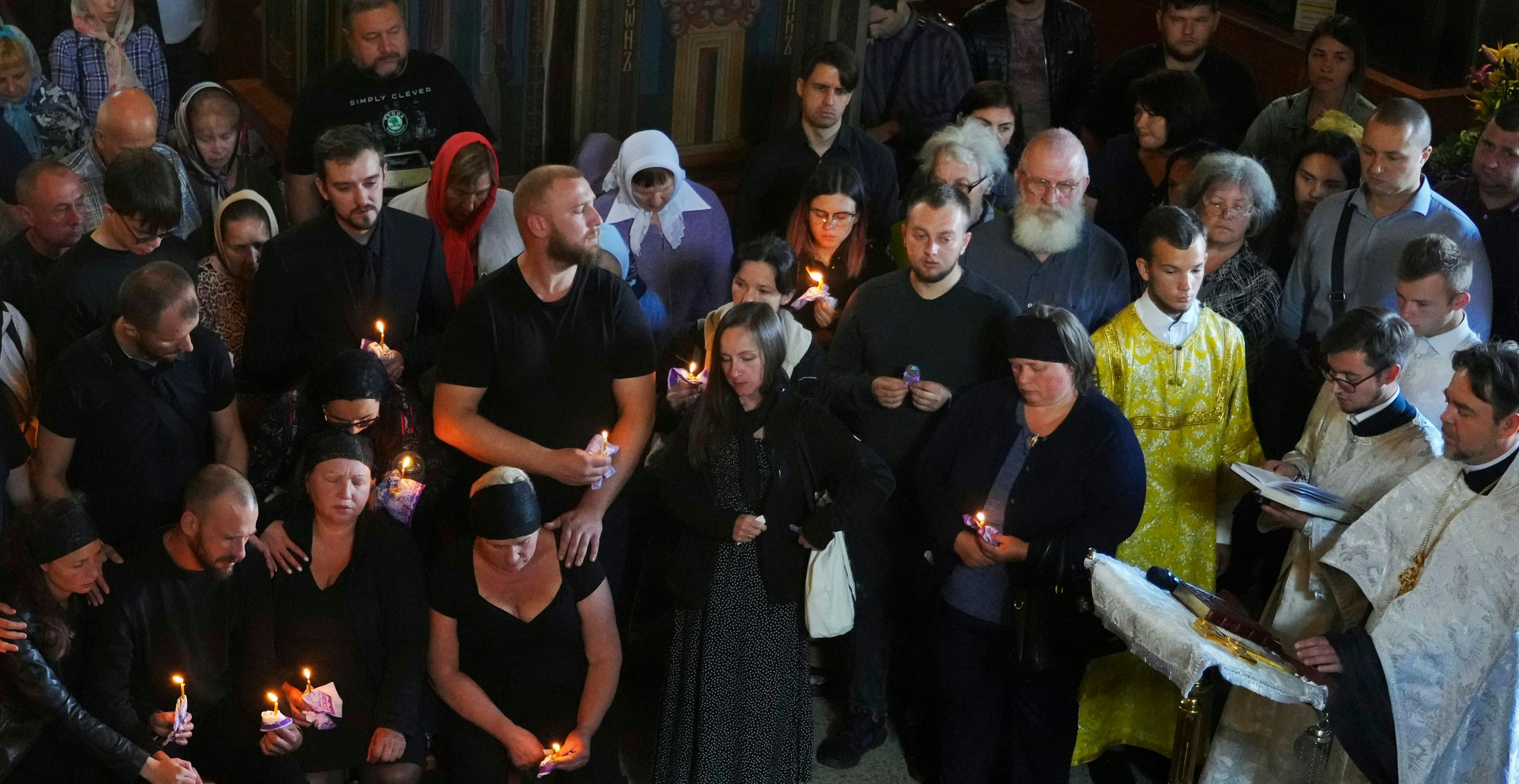 Relatives and friends pay their last respects to Liza, a 4-year-old girl killed by a Russian attack, during a mourning ceremony in an Orthodox church in Vinnytsia, Ukraine, Sunday, July 17, 2022. Wearing a blue denim jacket with flowers, Liza was among 23 people killed, including 2 boys aged 7 and 8, in Thursday's missile strike in Vinnytsia. Her mother, Iryna Dmytrieva, was among the scores injured. (AP Photo/Efrem Lukatsky) - 20220717_PD7083 - Rechteinfo: Rights Managed (RM)
