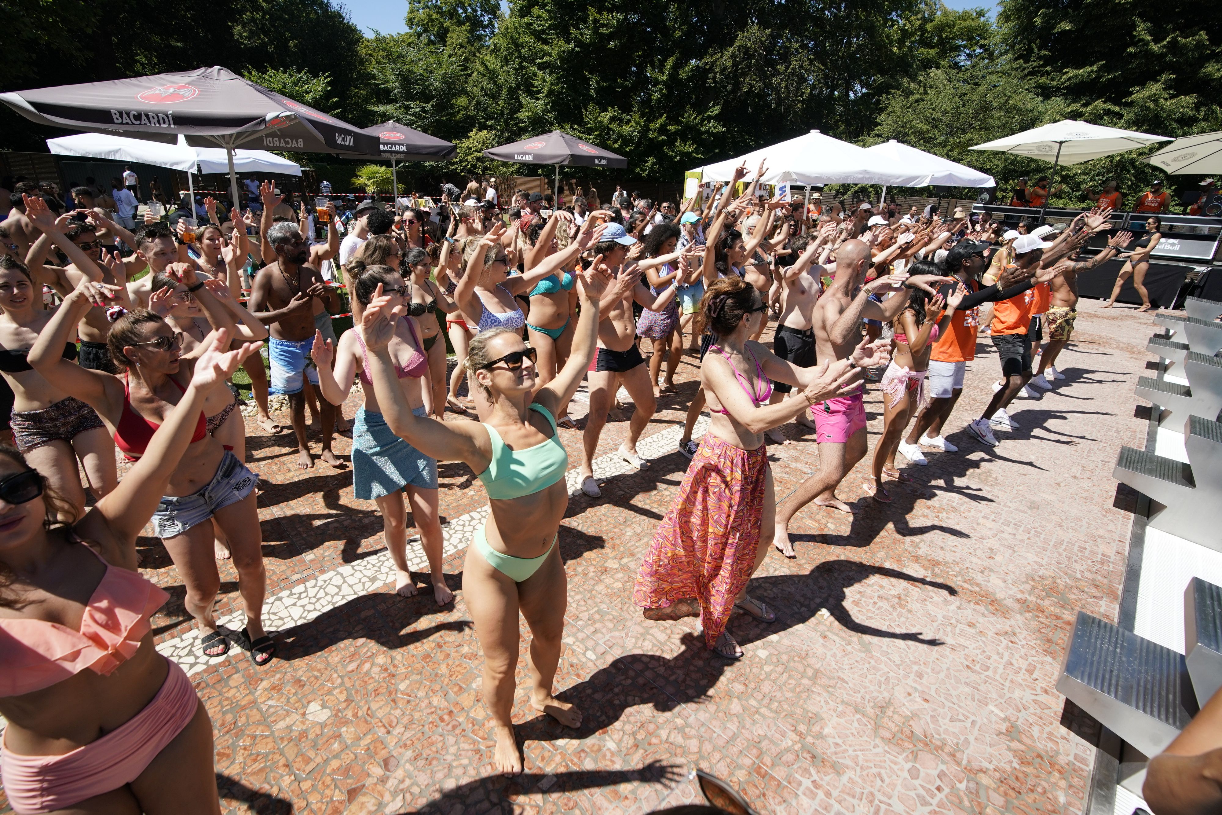 Nach zwei Jahren Corona-Pause feierten 2.200 Badegäste die Rückkehr der Beach Party im Schönbrunner Bad (Wien-Hietzing).