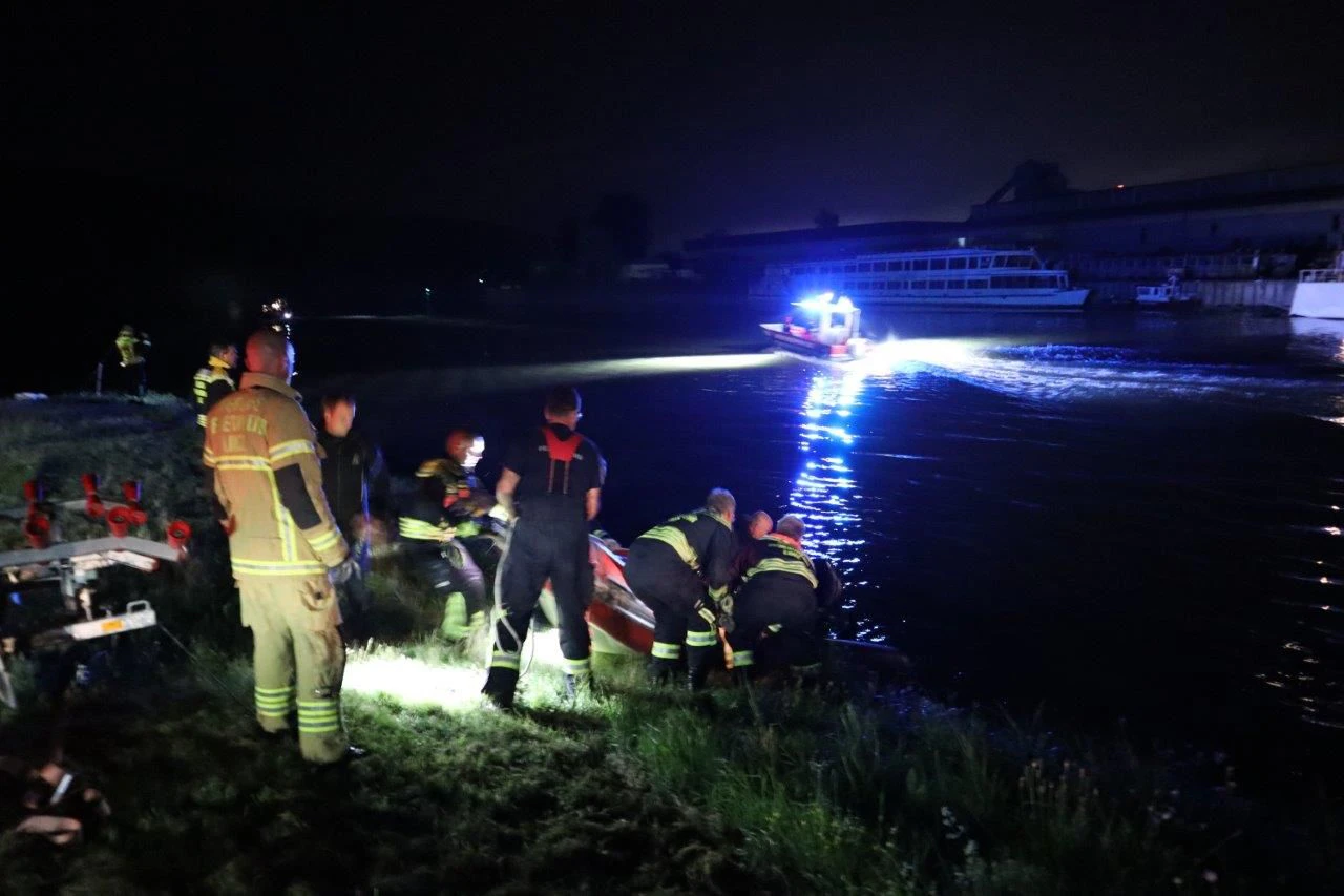 Die Feuerwehr barg die Verletzten vom Sportboot.