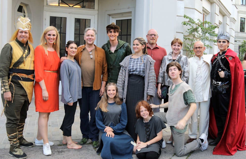 Kulturstadtrat Stephan Schimanova, Vizebürgermeisterin von Mödling Silvia Trexler und Landtagsabgeordnete Marlene Zeidler-Beck mit den Darstellern.
