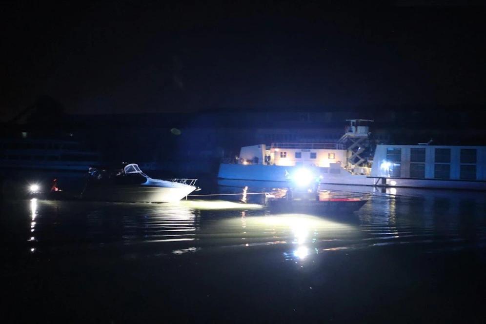 Zwischen dem Sportboot und dem Passagierschiff kam es zu einer Kollision.