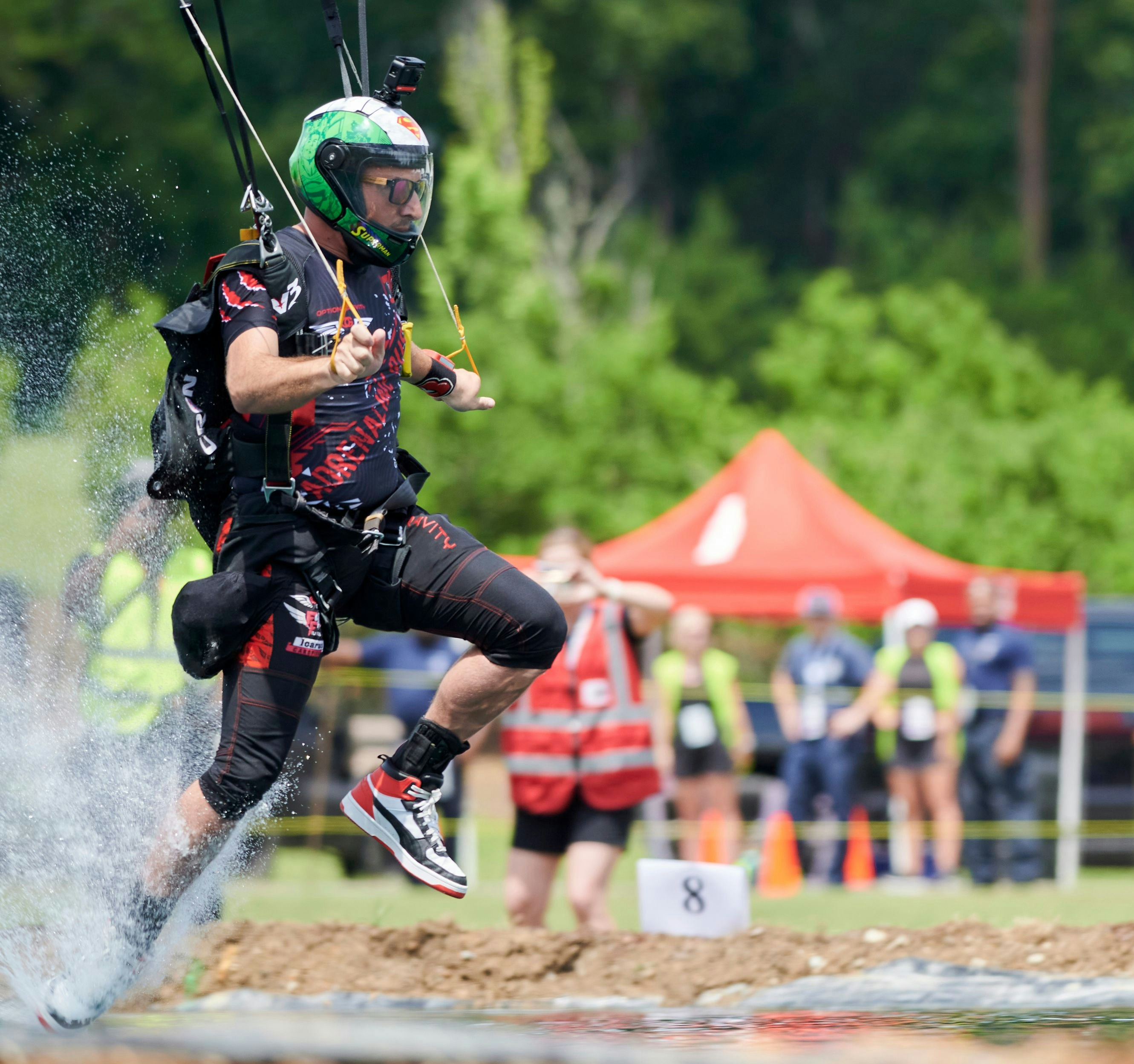 July 11, 2022, Birmingham, Alabama, United States: FRANCESCO ITALIA from Italy in action as a judge, bottom right, watches closely to make sure the competitors make contact with the water long enough. The Canopy Piloting event is part of the 2022 World Games being held in Birmingham. - 20220711_PD10327 - Rechteinfo: Rights Managed (RM)