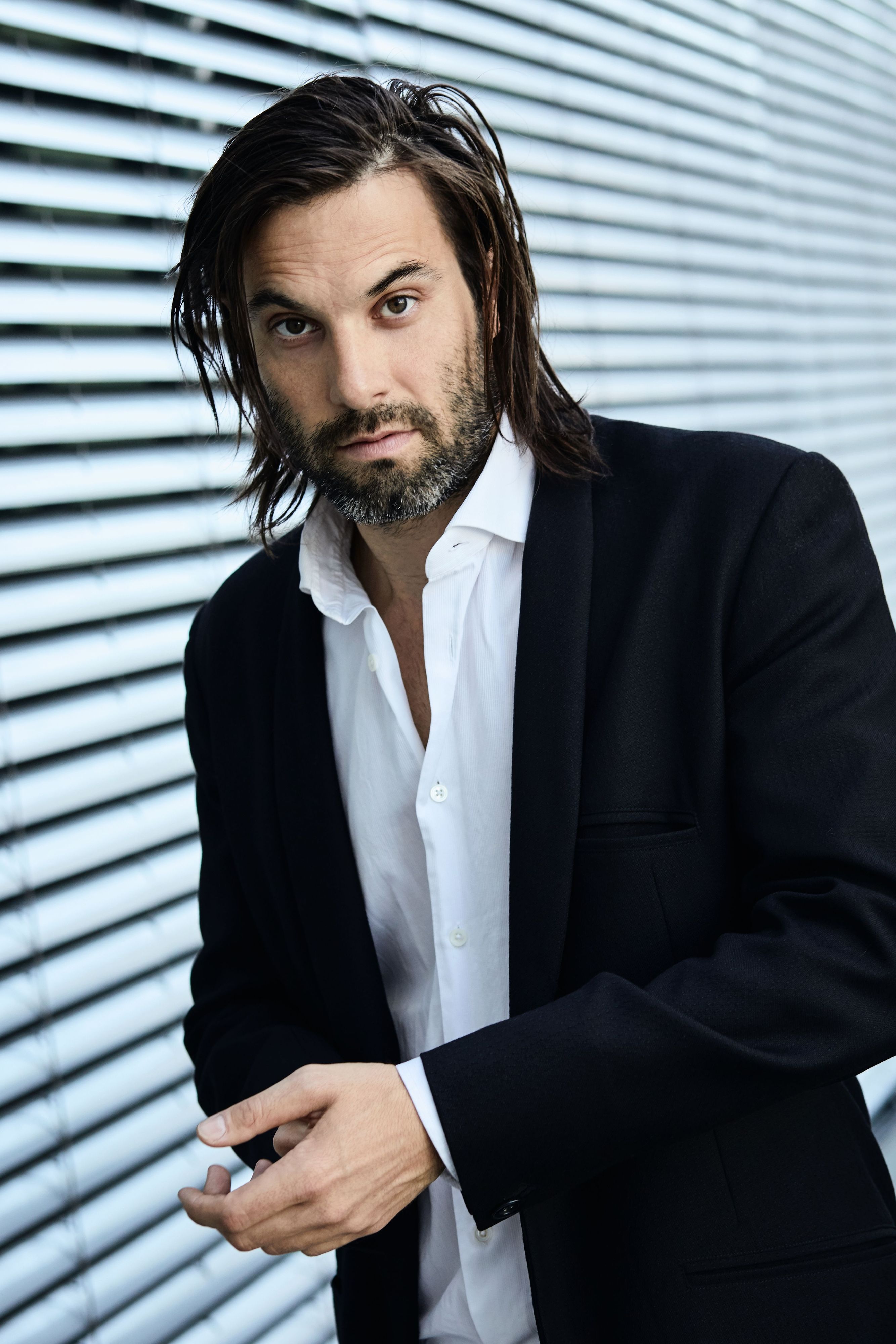 Max Simonischek feiert sein "Schwimmender Salon"-Debüt