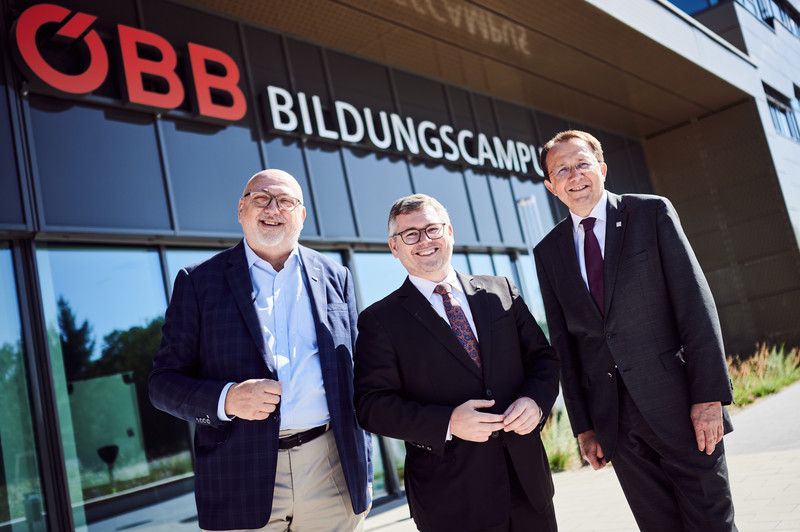 Der Schulungsbetrieb startete bereits zu Ostern – heute wurde der ÖBB-Bildungscampus von ÖBB-Vorstandsvorsitzenden Andreas Matthä gemeinsam mit Landesrat Ludwig Schleritzko und Bürgermeister Matthias Stadler offiziell eröffnet. 