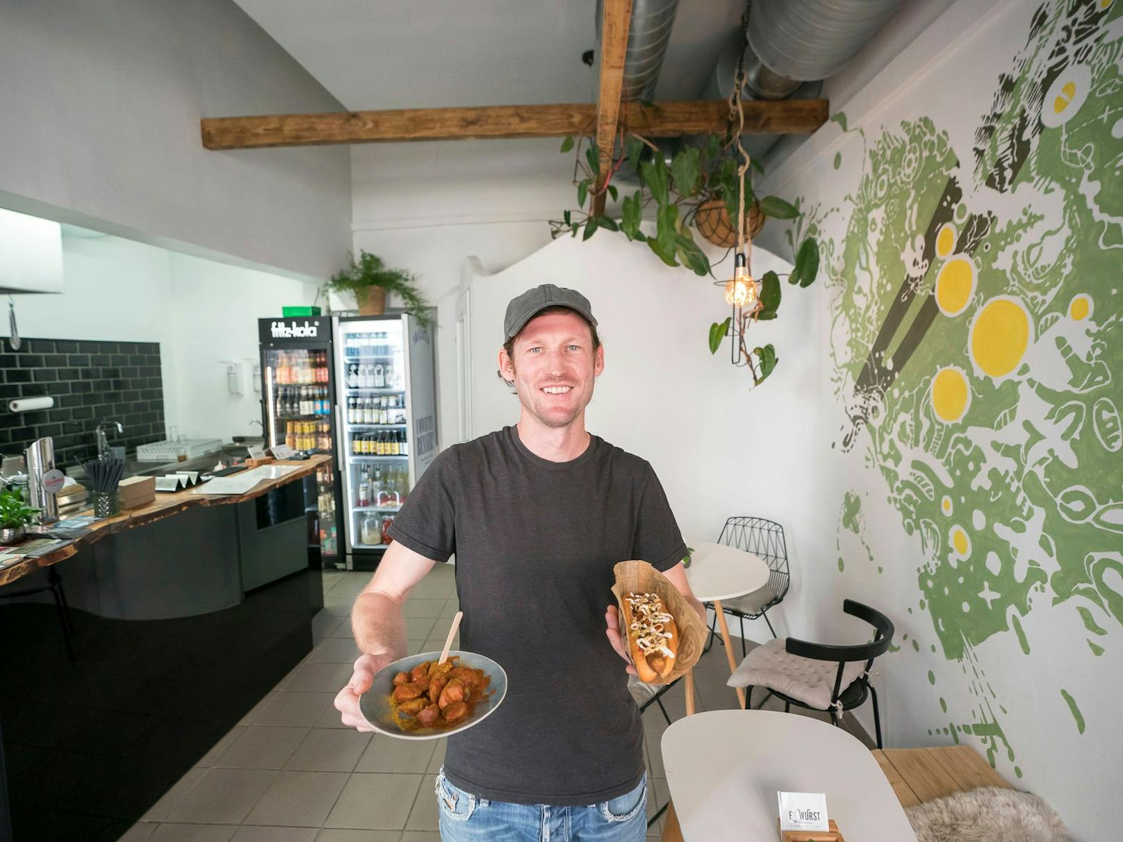 Für sie hat Inhaber Raphael Rosdobutko (36) die erste vegane Würstelbar der Stadt eröffnet.