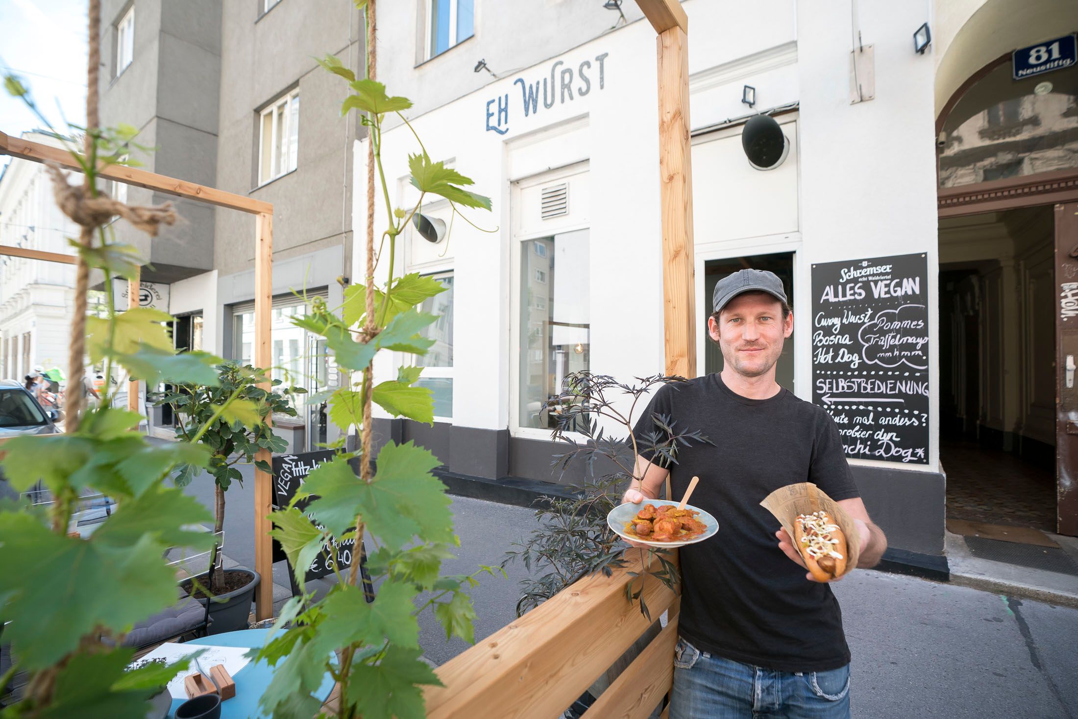 Raphael Rosdobutko (36) hat in Neubau Wiens erste voll vegane Würstelbar eröffnet.