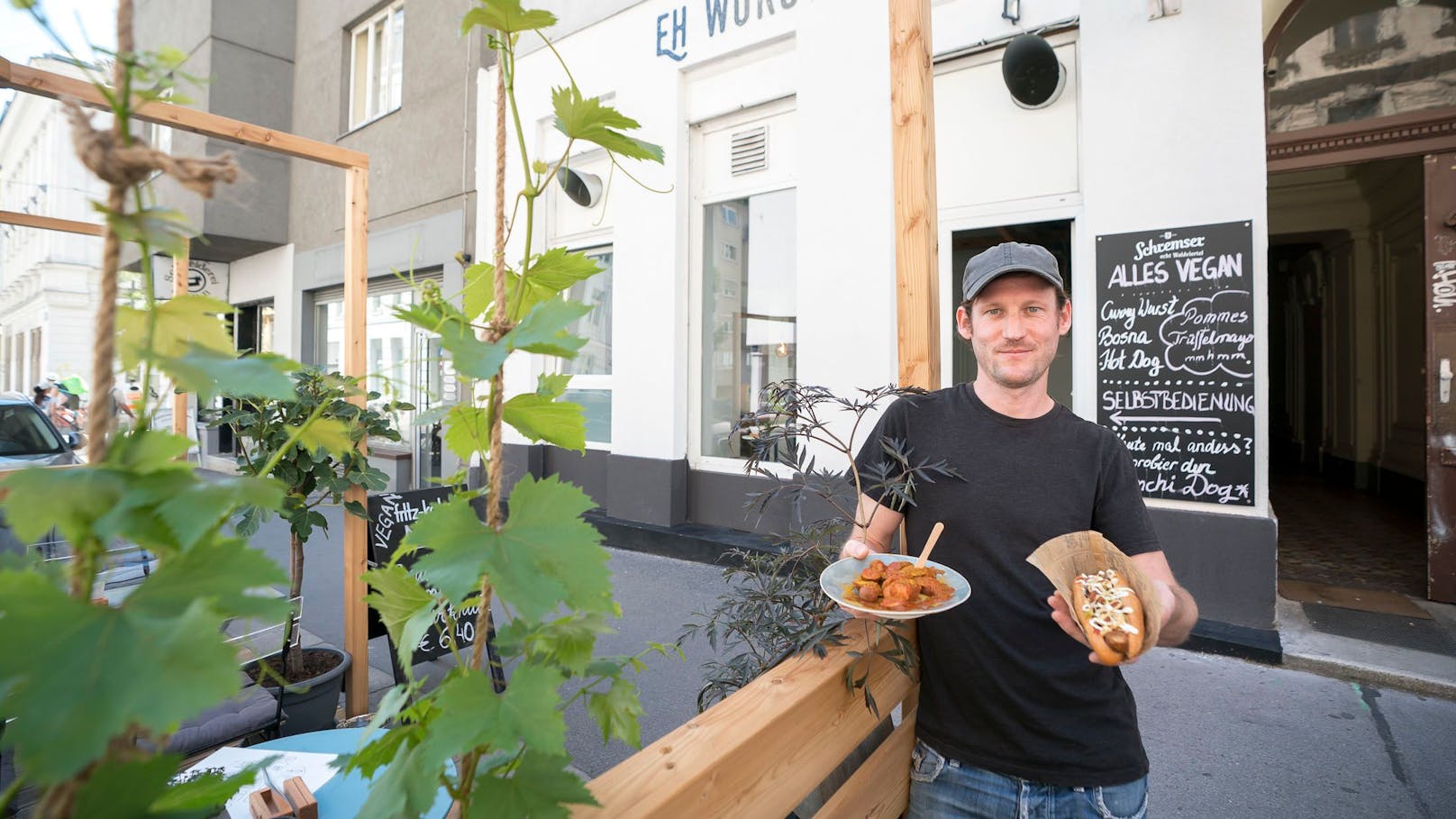 Raphael Rosdobutko (36) hat in Neubau Wiens erste voll vegane Würstelbar eröffnet.