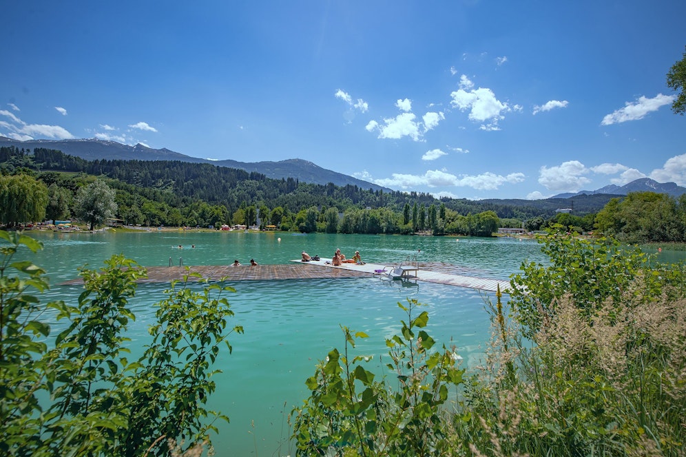 Blick auf den wunderschönen Baggersee Rossau. Ein Sprung ins kalte Wasser kostet keinen Cent!
