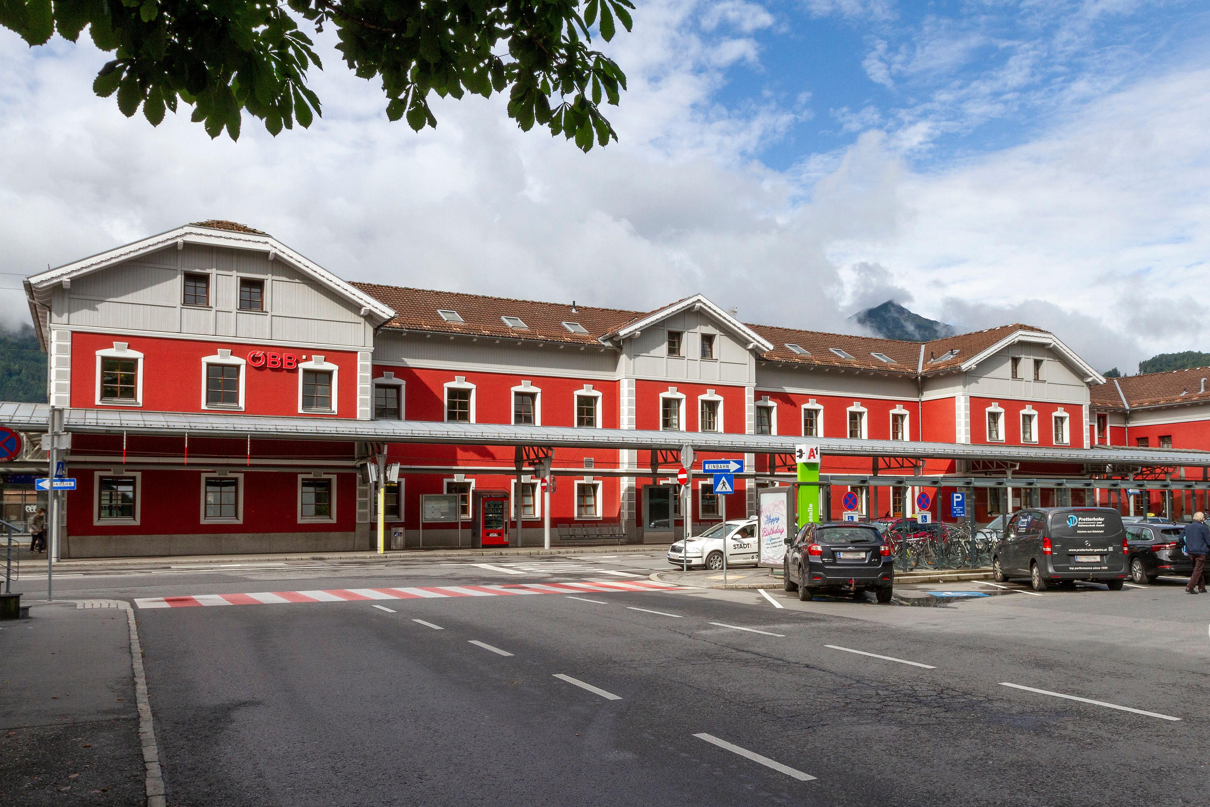 Am Sonntag haben mehrere Personen beim Bahnhof in Bludenz (V) einen Mann spitalreif geschlagen.