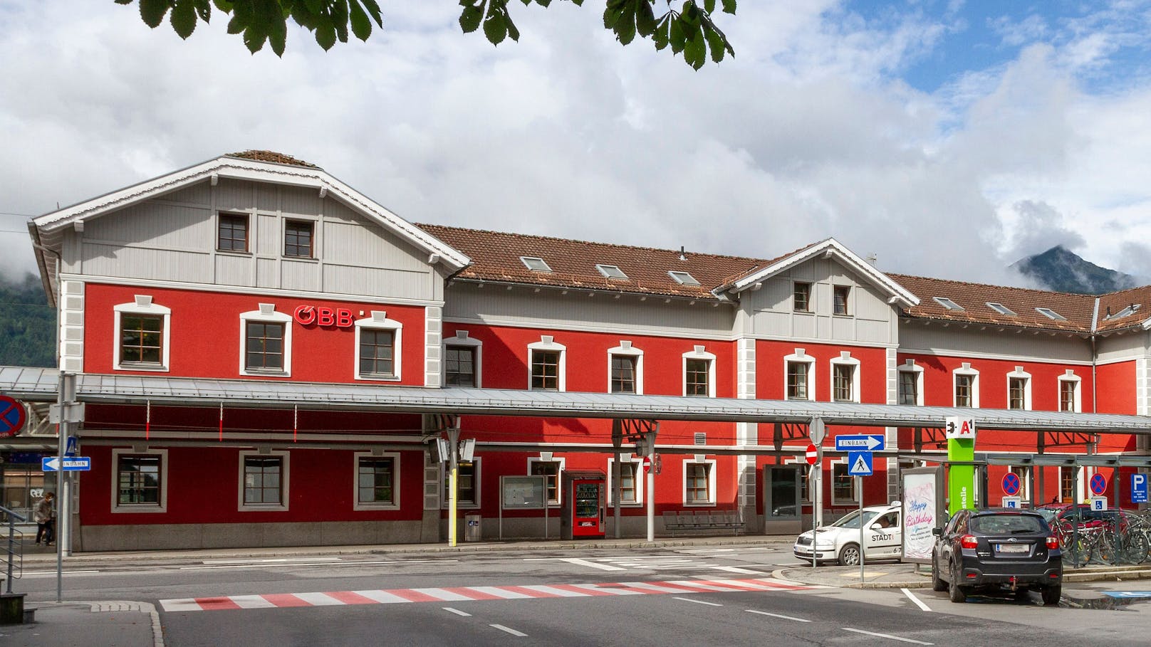 Am Sonntag haben mehrere Personen beim Bahnhof in Bludenz (V) einen Mann spitalreif geschlagen.