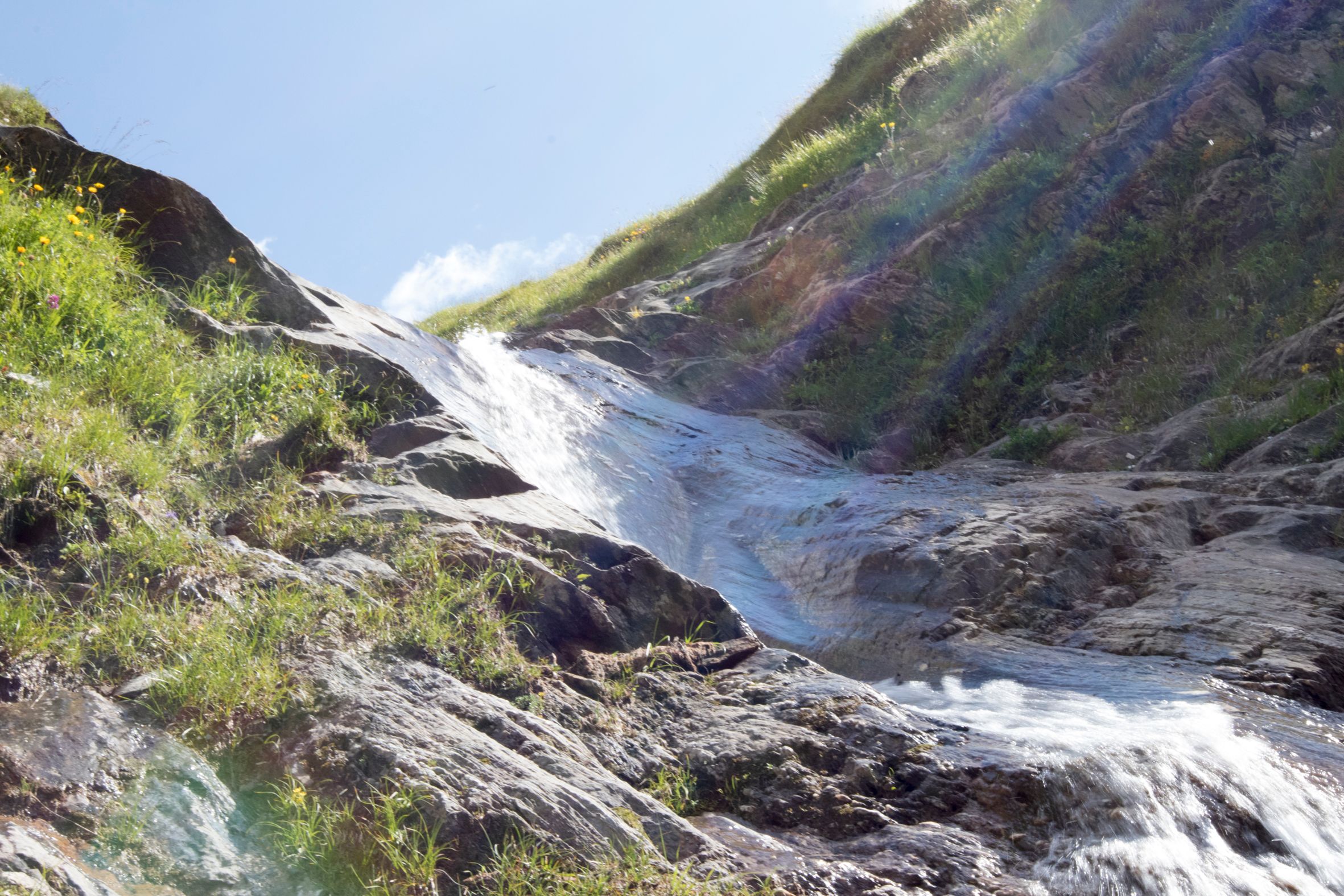 Die Leiche des Mannes wurde von den Einsatzkräften in einem Bachbett gefunden.