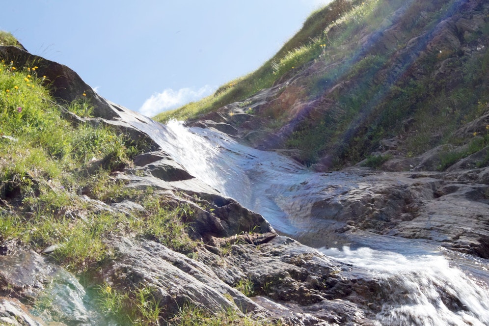 Die Leiche des Mannes wurde von den Einsatzkräften in einem Bachbett gefunden.