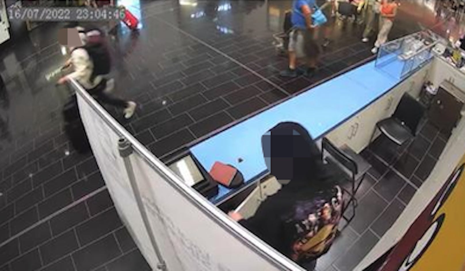 Am Flughafen Wien-Schwechat brach ein Unbekannter in ein Geschäft ein und räumte den Safe aus.